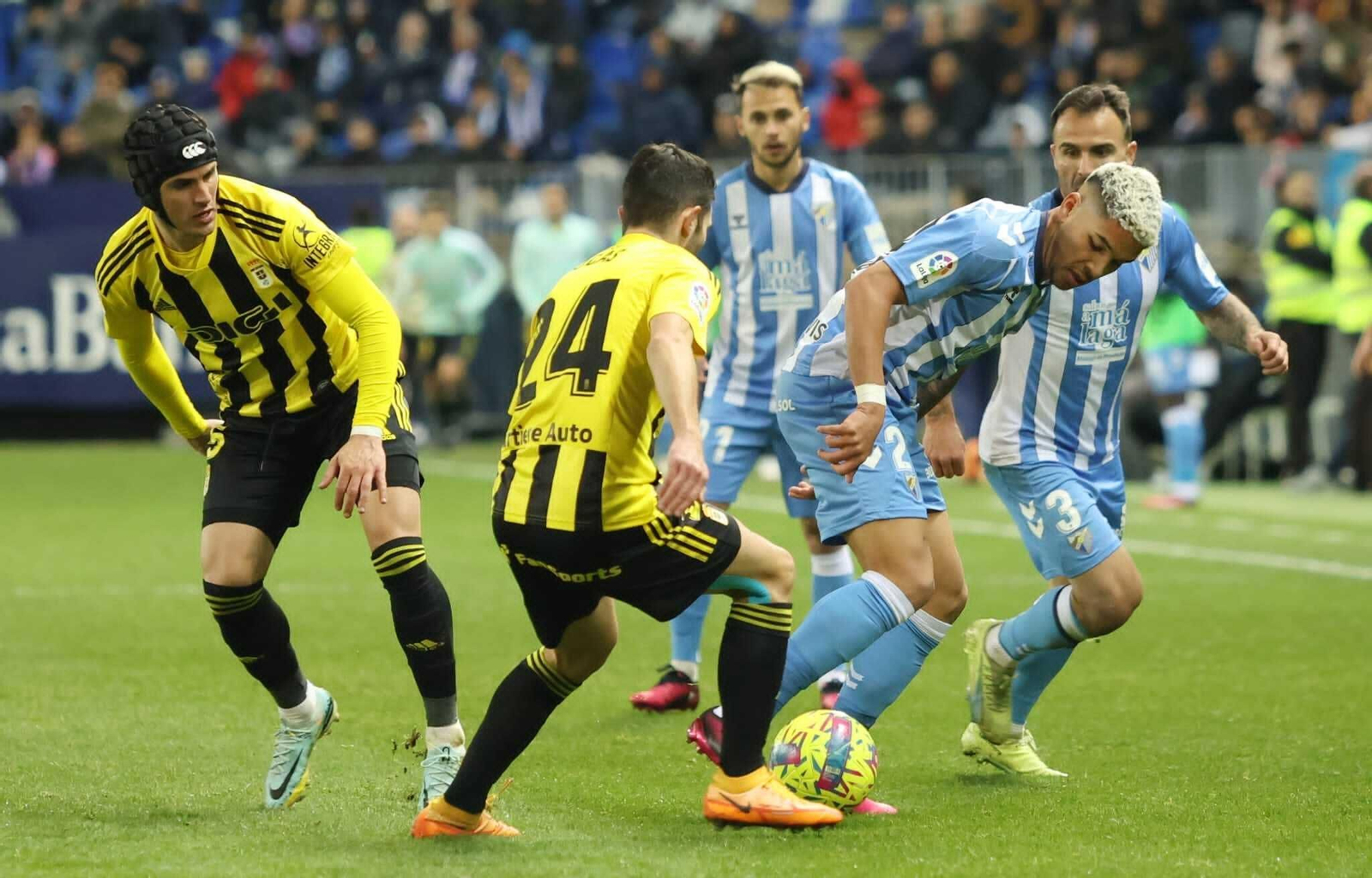 Loren intentando irse de un rival. Loren intentando irse de un rival.