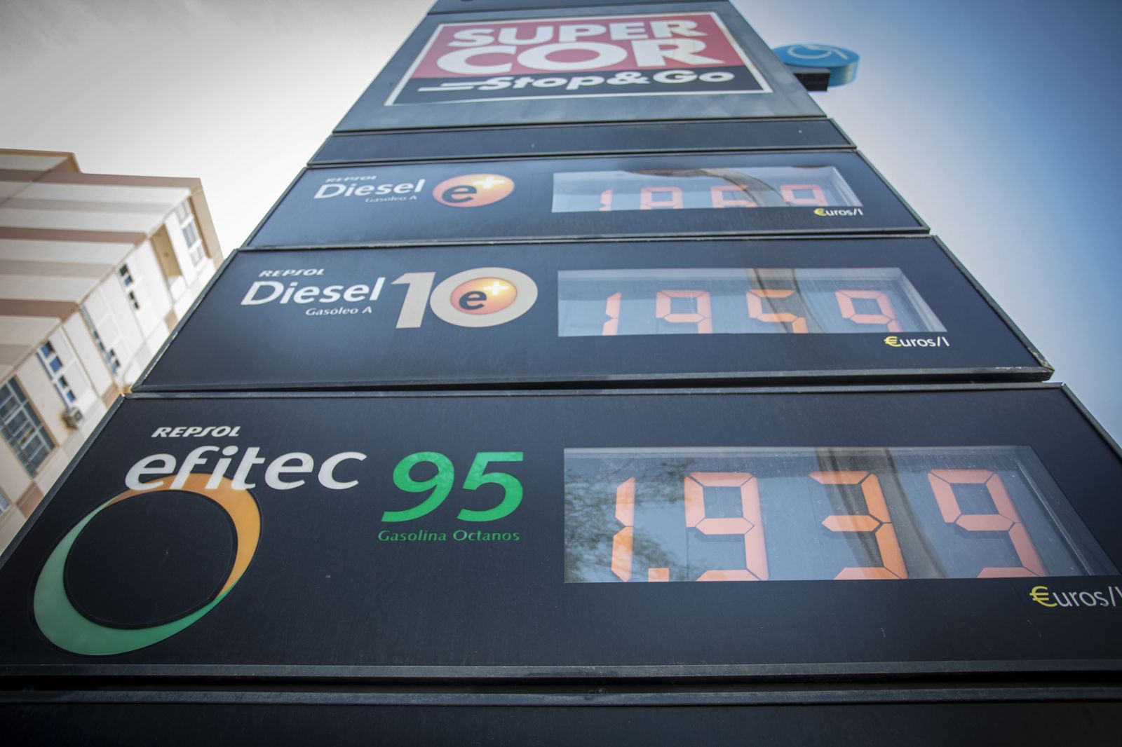 Un panel con los precios de la gasolina en una estación de servicio en Cádiz.