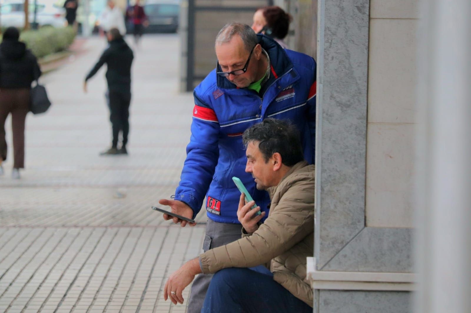 En imágenes: Las primeras horas de los vecinos desalojados de Dúdar en el hotel Luna de Granada