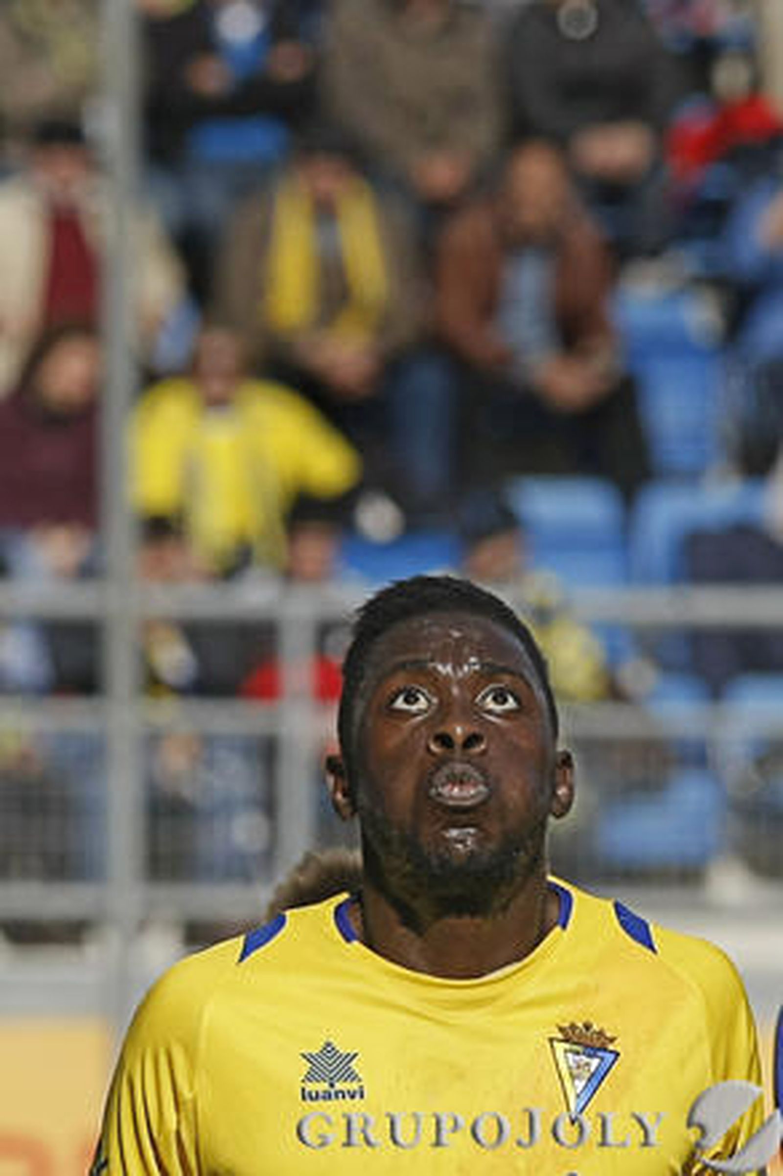 Moke espera un balón que cae del cielo.

Foto: Julio Gonzalez