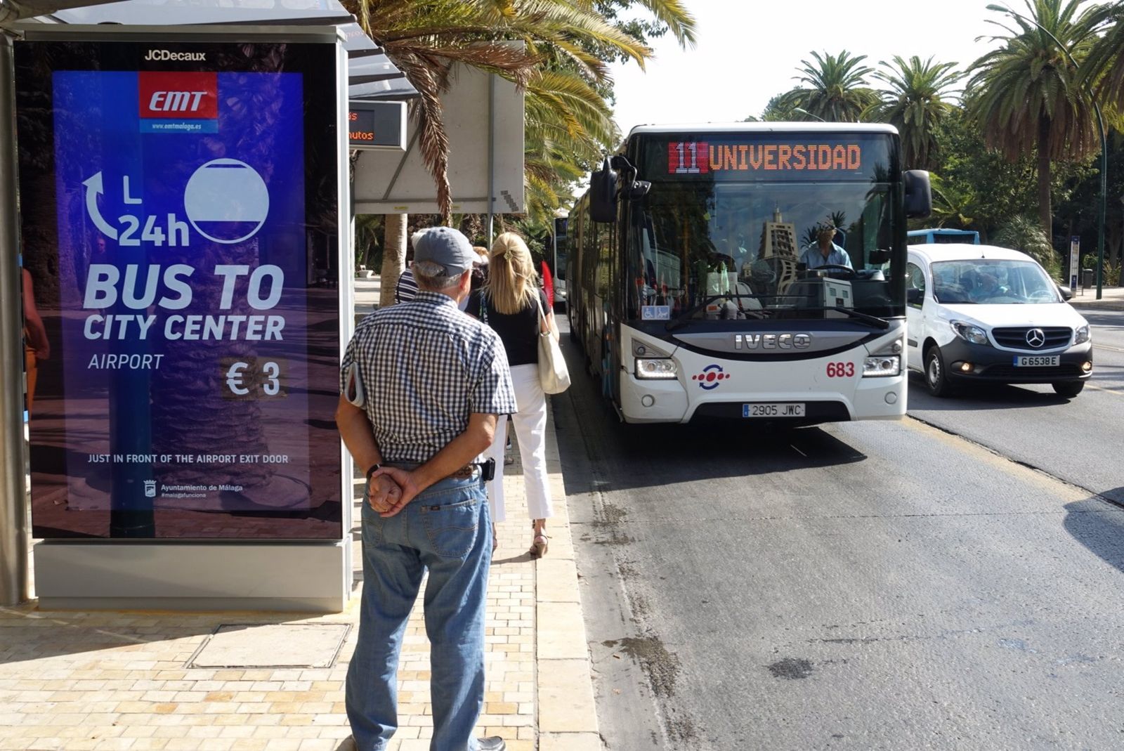 Una parada de autobús en el Paseo del Parque en Málaga.