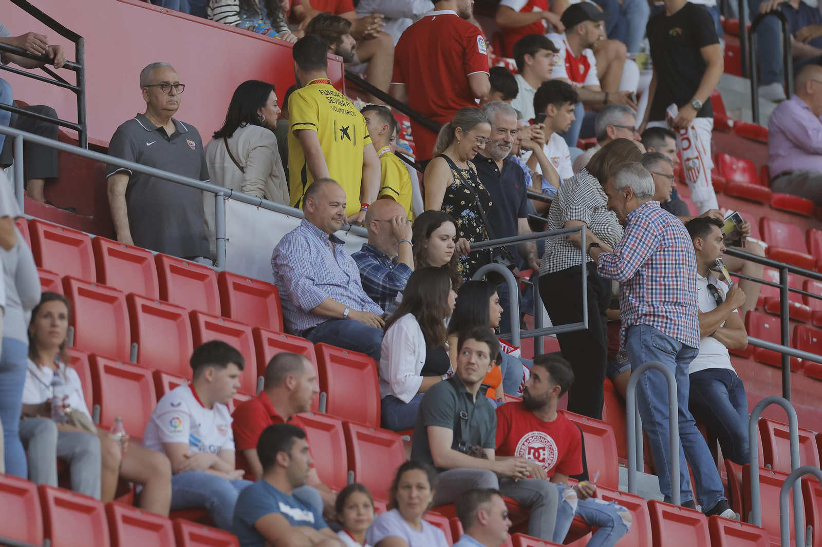 Búscate en las fotos del Sevilla-Girona