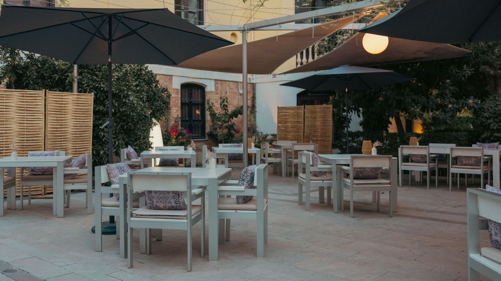 Imagen de la preciosa terraza del renovado Palacio de los Patos de Granada.