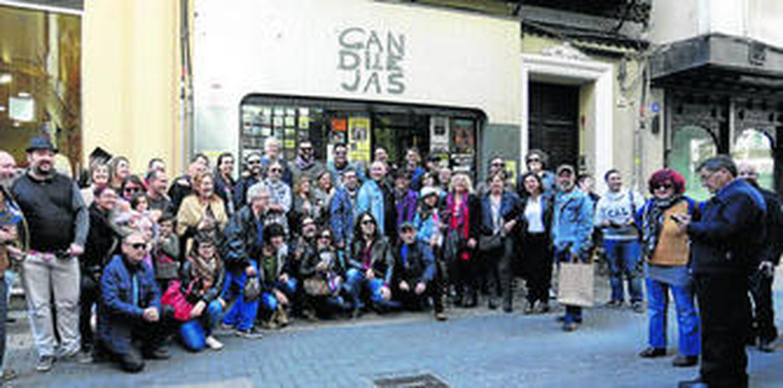 Una de las primeras concentraciones organizadas por el colectivo Salvemos Candilejas frente a la fachada de la tienda de discos, en 2015.