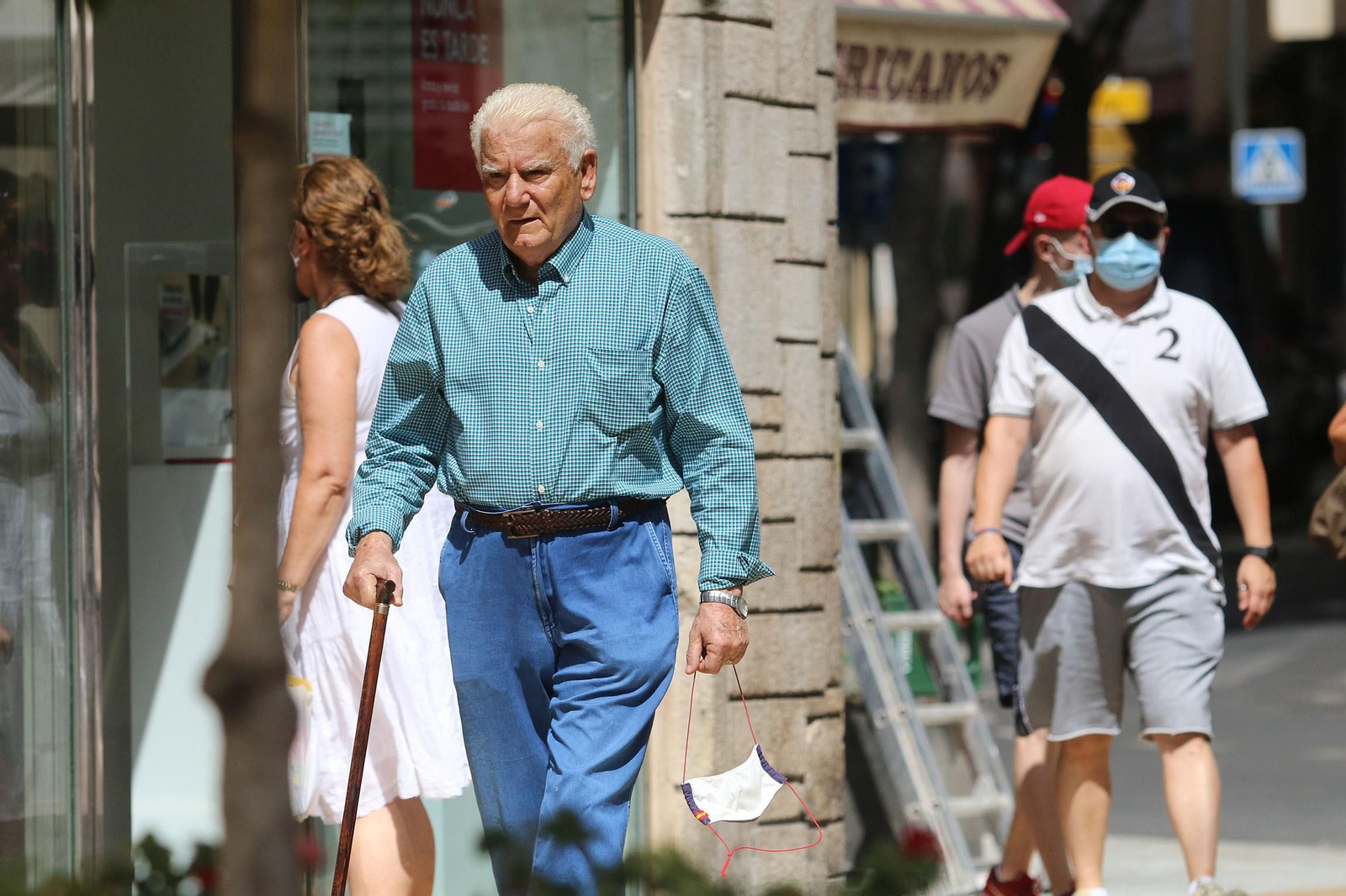 Varios ciudadanos con y sin mascarilla pasean por Almería.