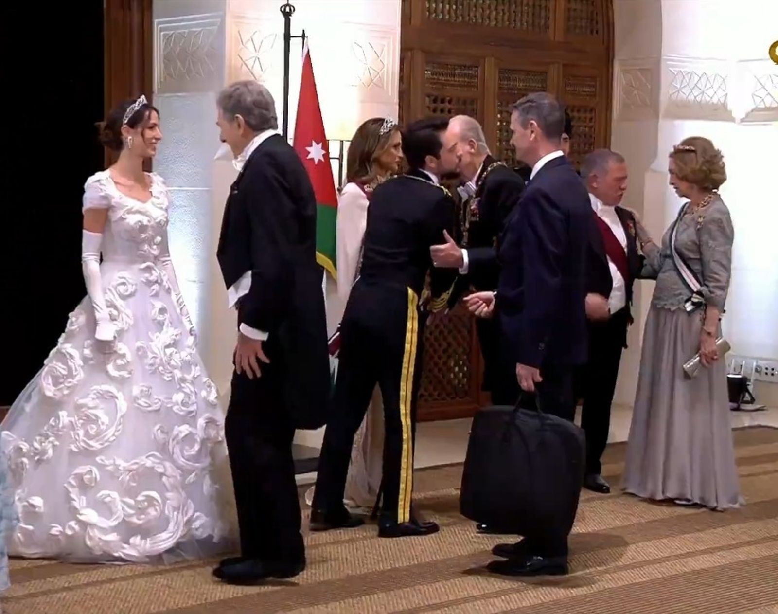 El heredero jordano, Hussein, saluda don Juan Carlos mientras el rey Abdalá habla con doña Sofía