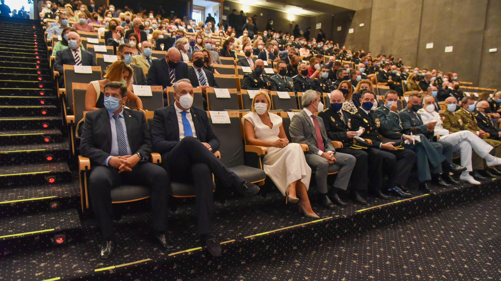 Las fotos de la entrega de medallas por el Dia de la Policía Nacional