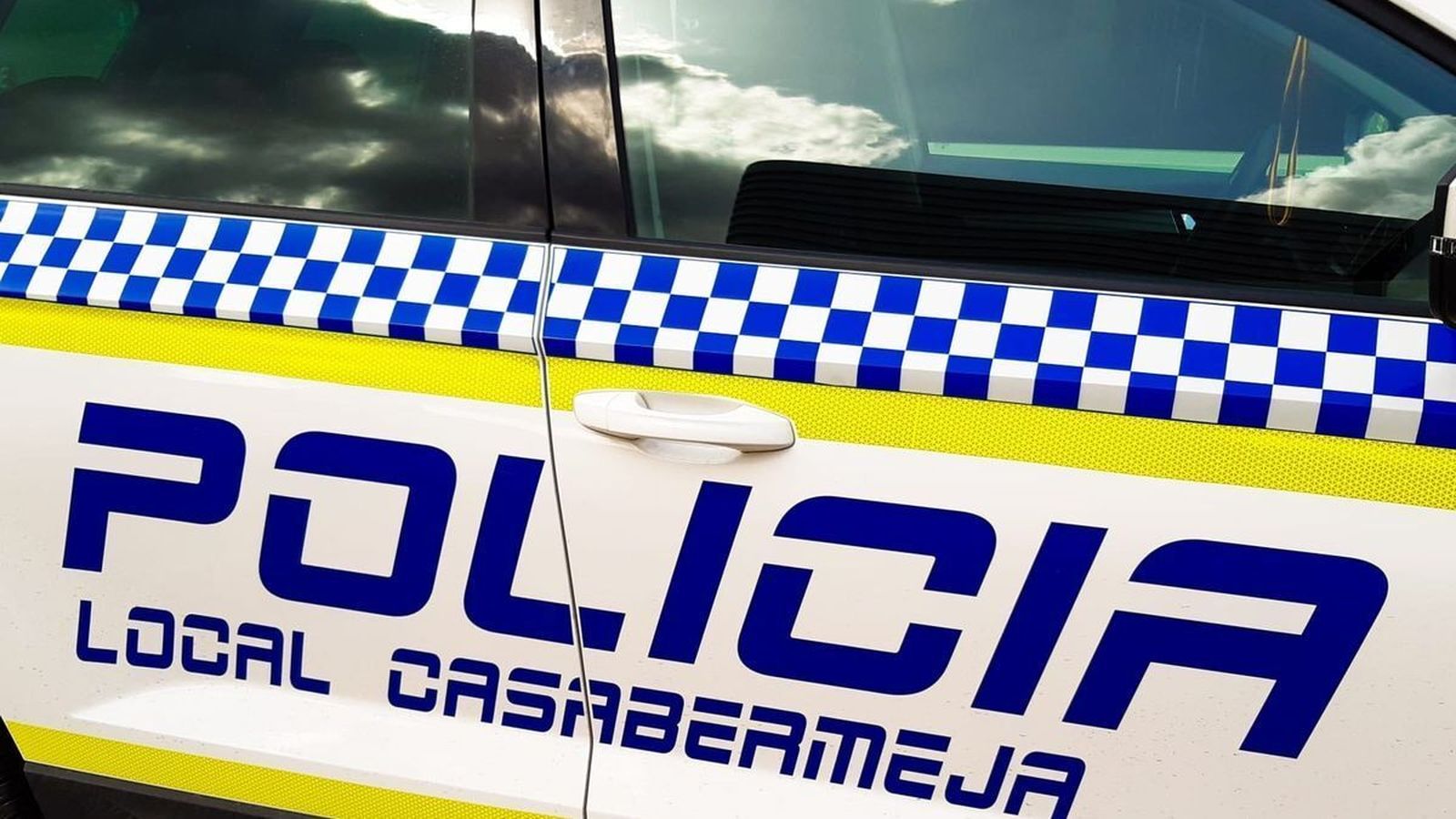 El policía se lanzó a la piscina con el uniforme