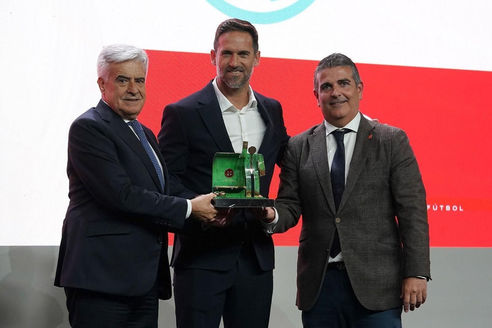 Abel Segovia recogió el premio Ramón Cobo a mejor entrenador de la temporada 22-23.