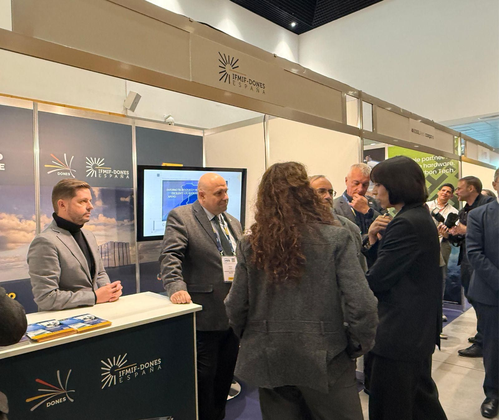 Diana Morant habal con Ángel Ibarra en el expositor instalado en Ifema por el IFMIF Dones con motivo del Big Science Industry Forum Spain. Diana Morant habal con Ángel Ibarra en el expositor instalado en Ifema por el IFMIF Dones con motivo del Big Science Industry Forum Spain.