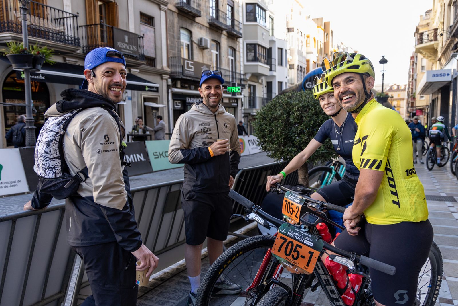 Jaén, protagonista de nuevo en la salida de la tercera etapa de la Andalucía Bike Race
