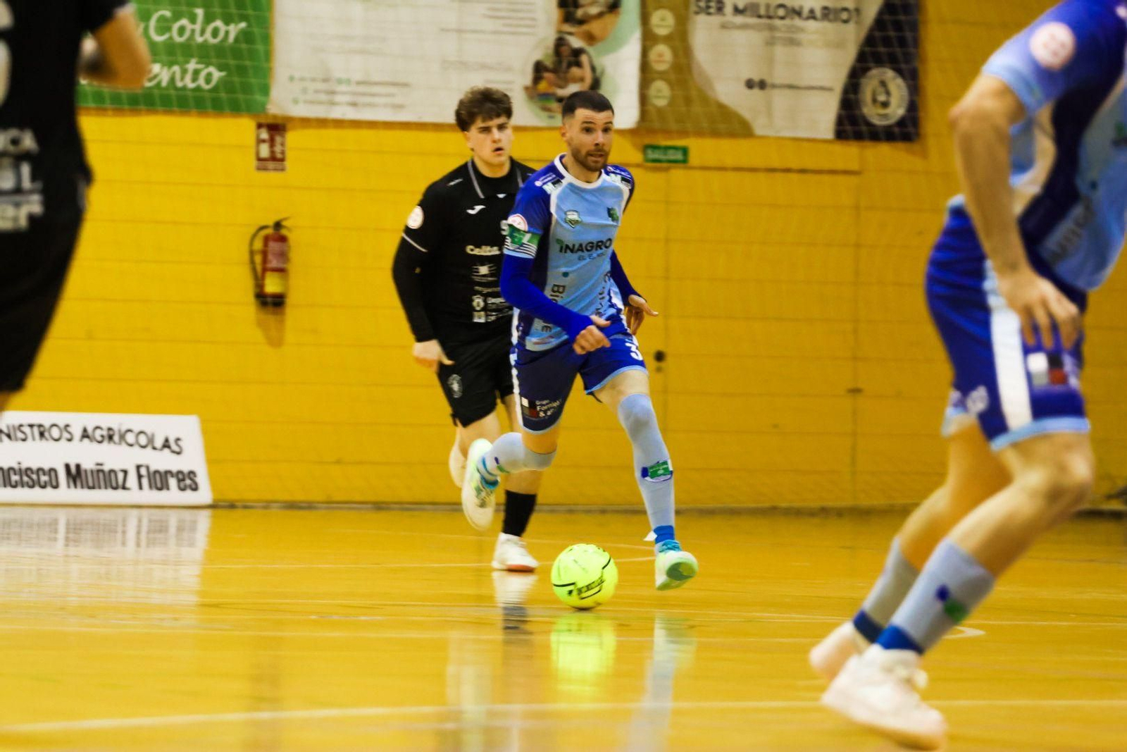 El celeste Josete conduce el balón ante la persecución de un futbolista del conjunto gallego.