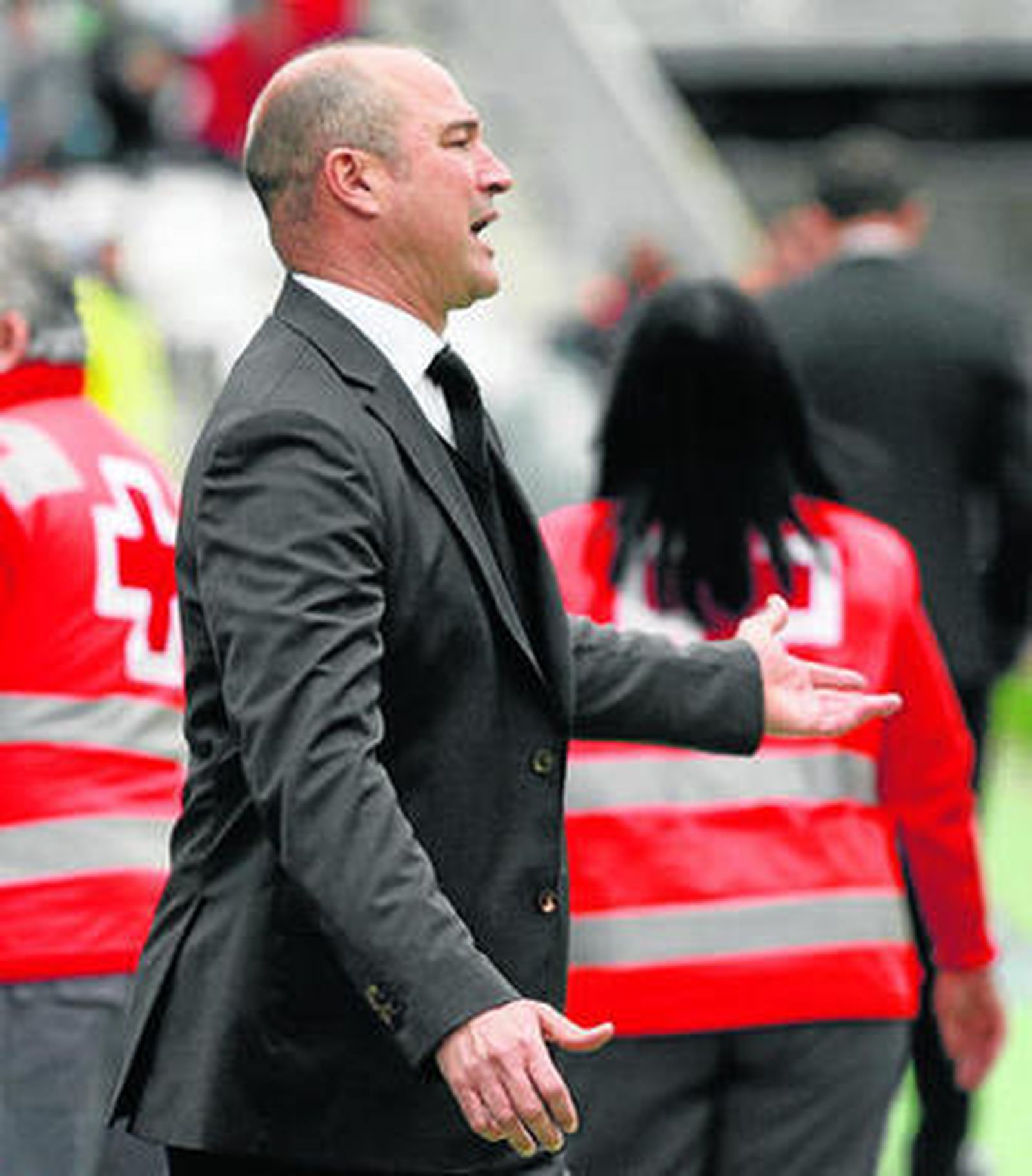 Rafa Berges da indicaciones en la banda de El Arcángel durante el choque ante el Almería.