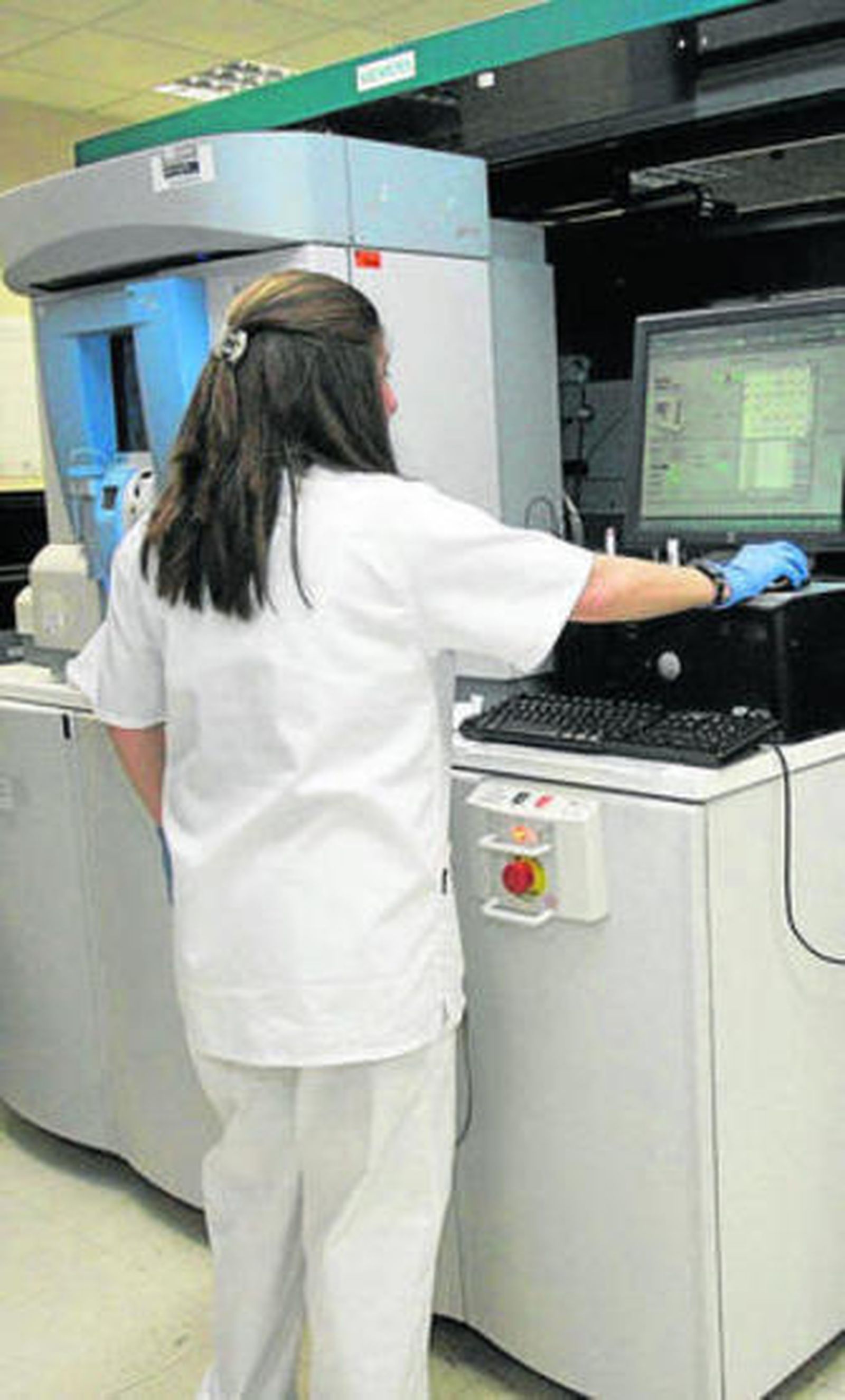Una técnica lleva a cabo una prueba en el laboratorio de Torrecárdenas.