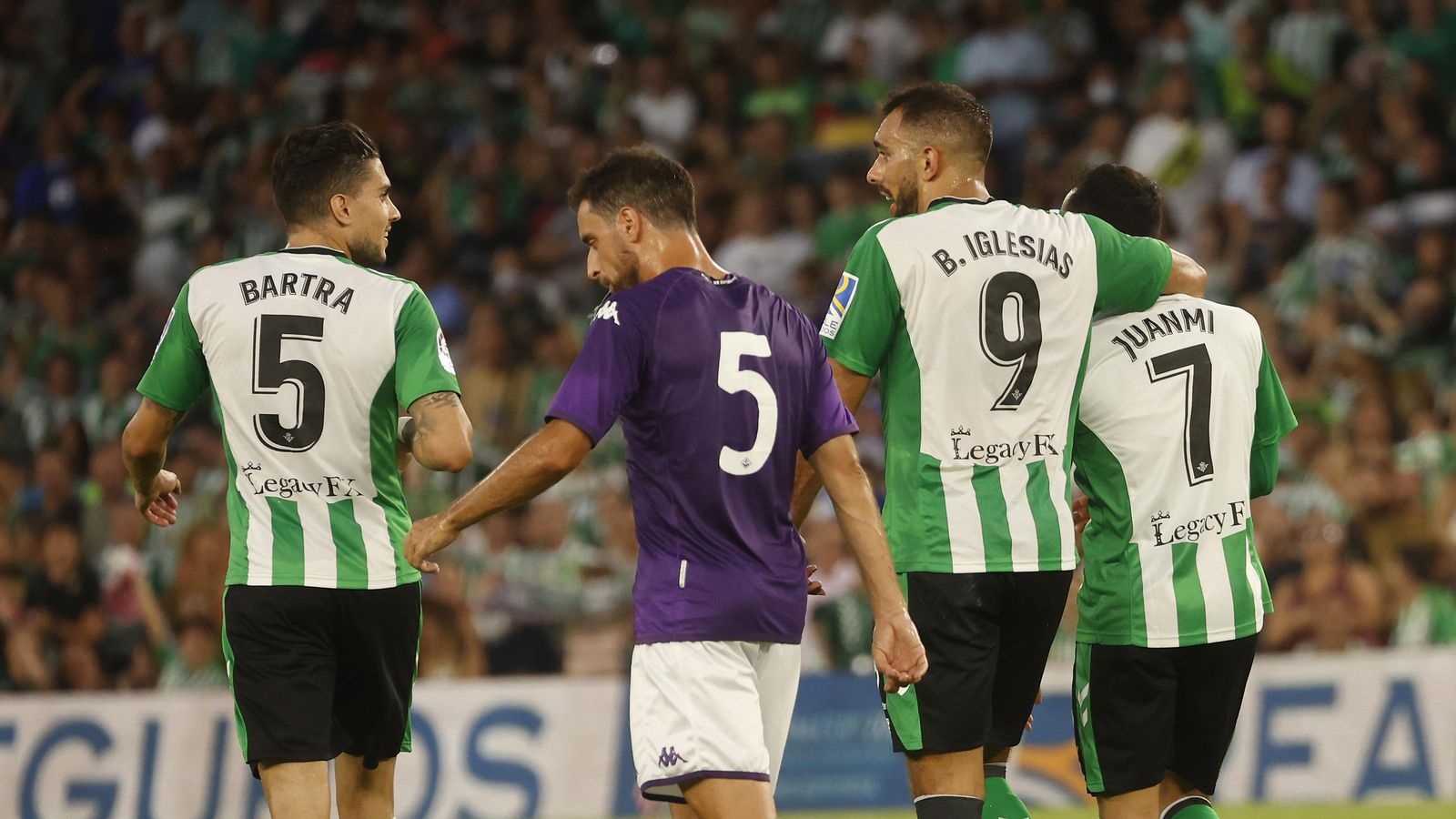 Marc Bartra, Borja Iglesias y Juanmi celebran juntos el gol de este último ante la Fiorentina.
