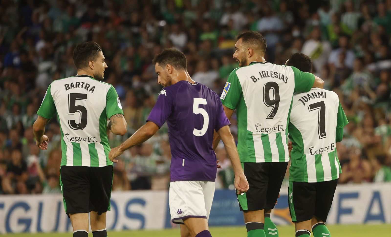 Marc Bartra, Borja Iglesias y Juanmi celebran juntos el gol de este último ante la Fiorentina.