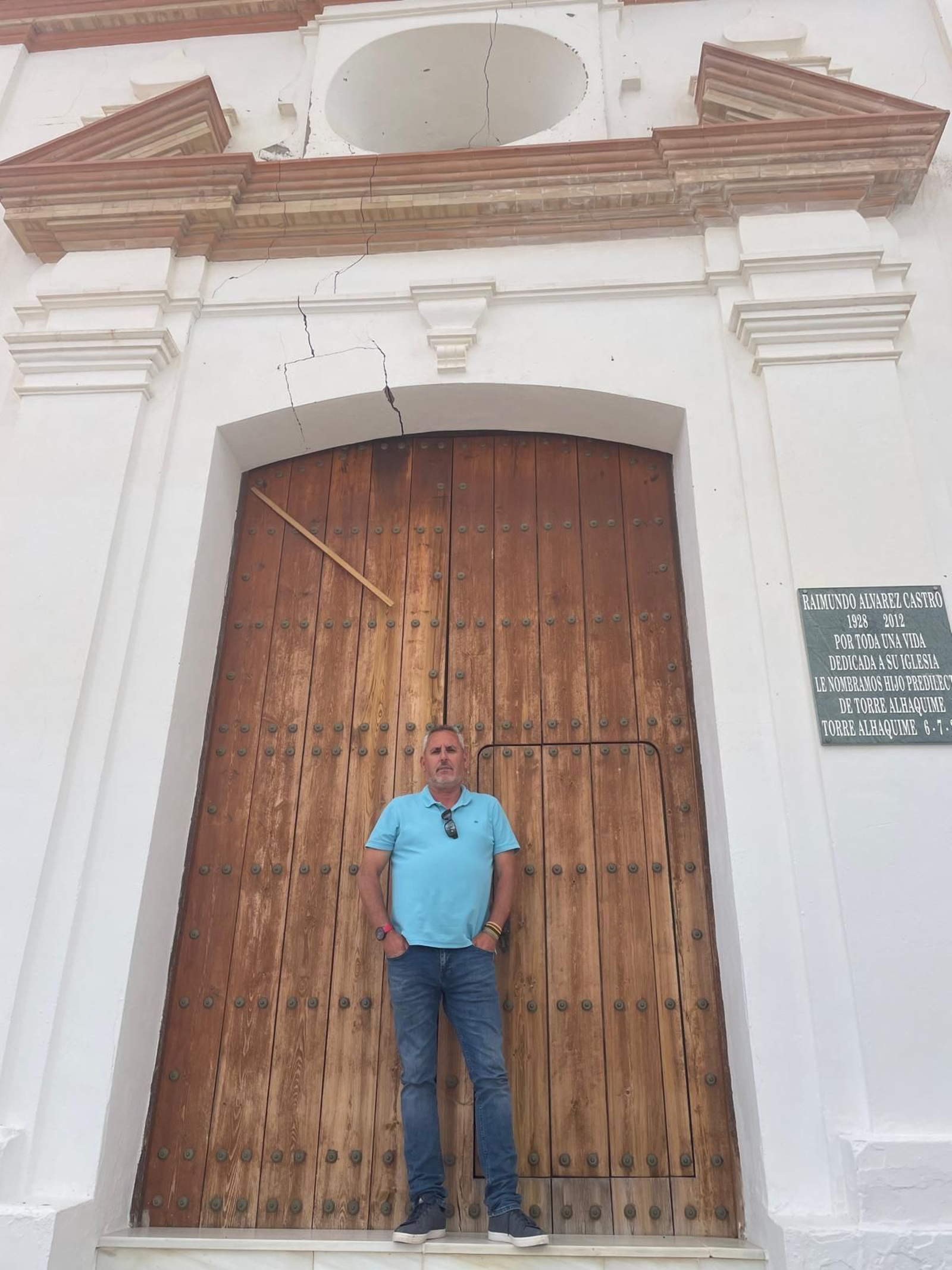 Pedro Barroso, alcalde, junto a la fachada, que presenta algunas grietas.