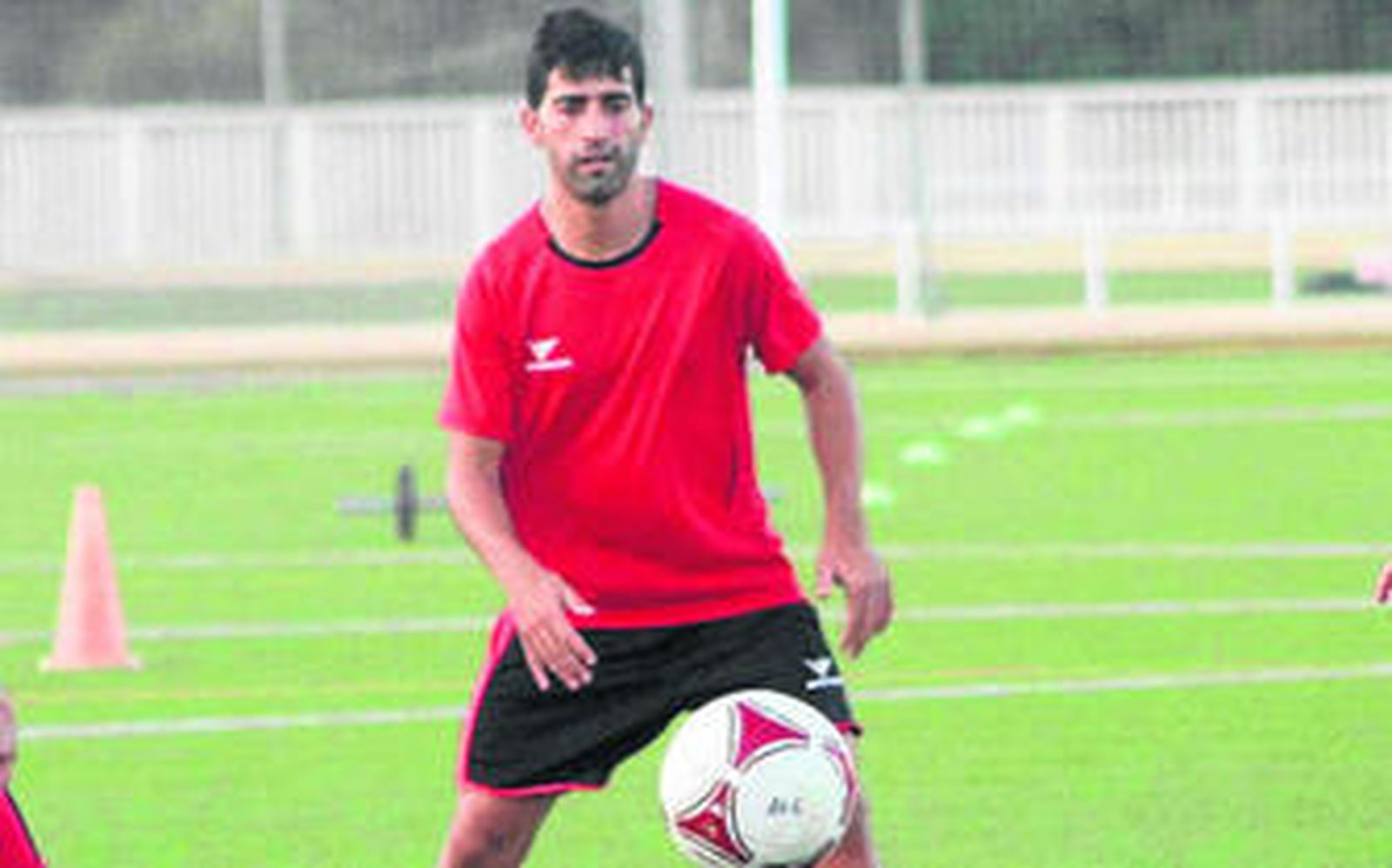 El jerezano David Narváez mira al balón durante un ejercicio de entrenamiento.