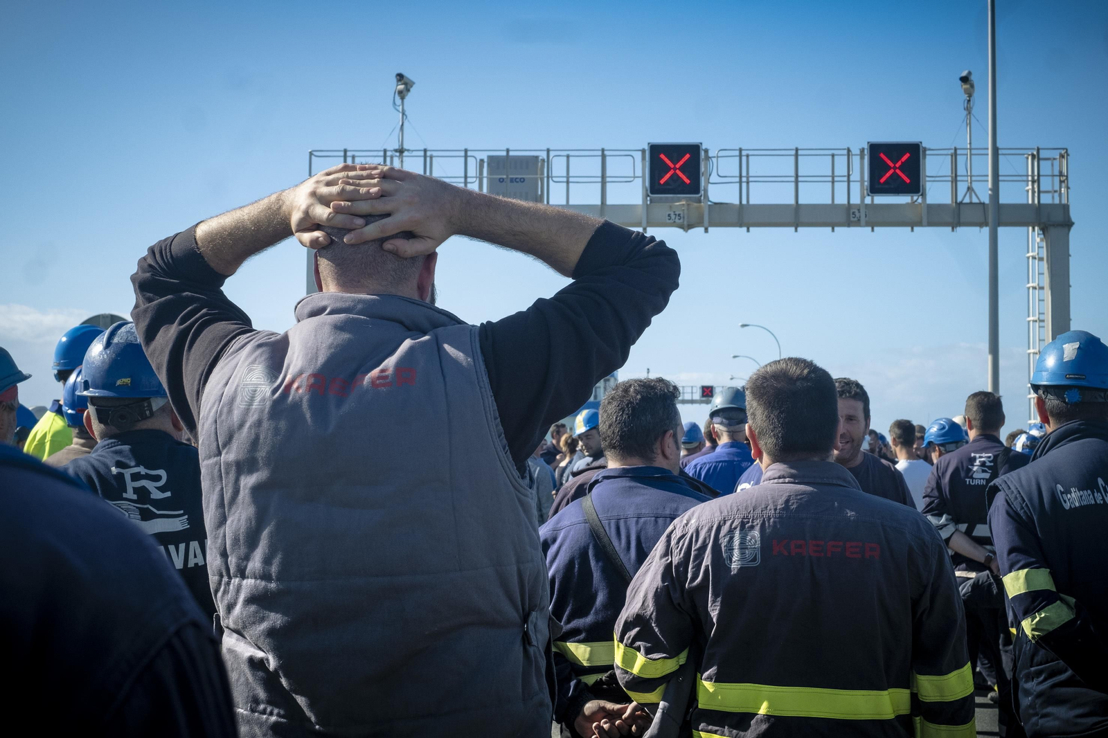 Imágenes de la protesta de las empresas auxiliares de Navantia Puerto Real en el Puente Carranza