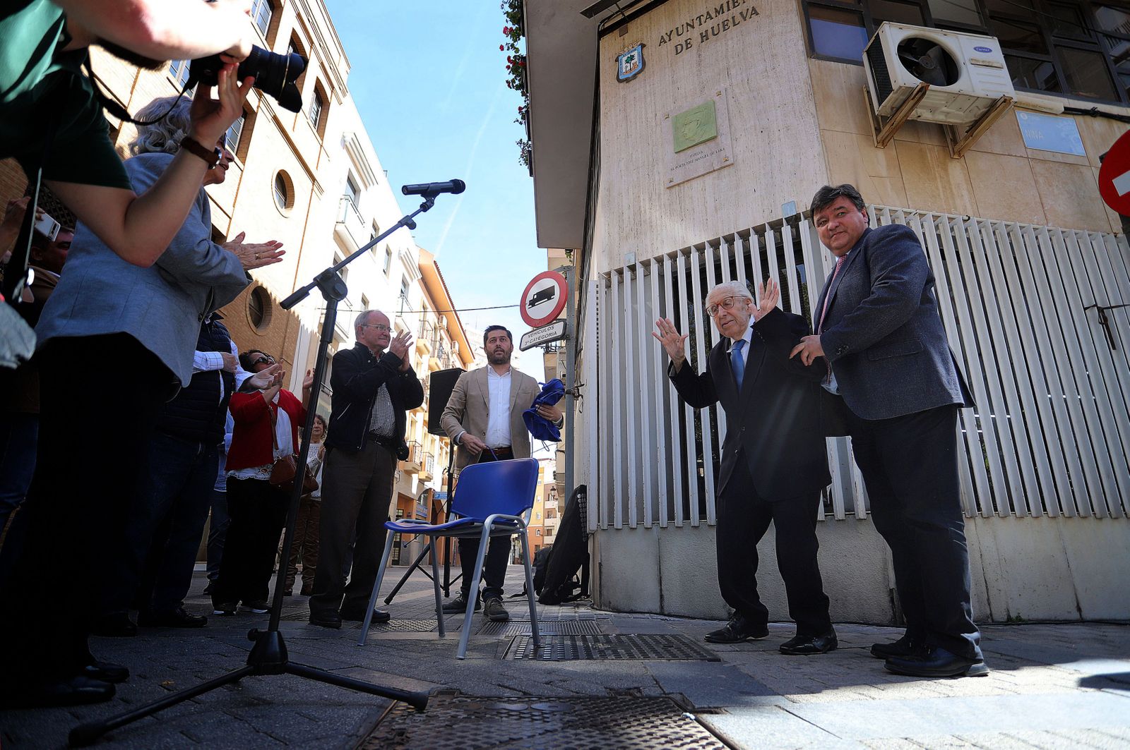 Imágenes del descubrimiento del relieve homenaje al poeta José Manuel de Lara