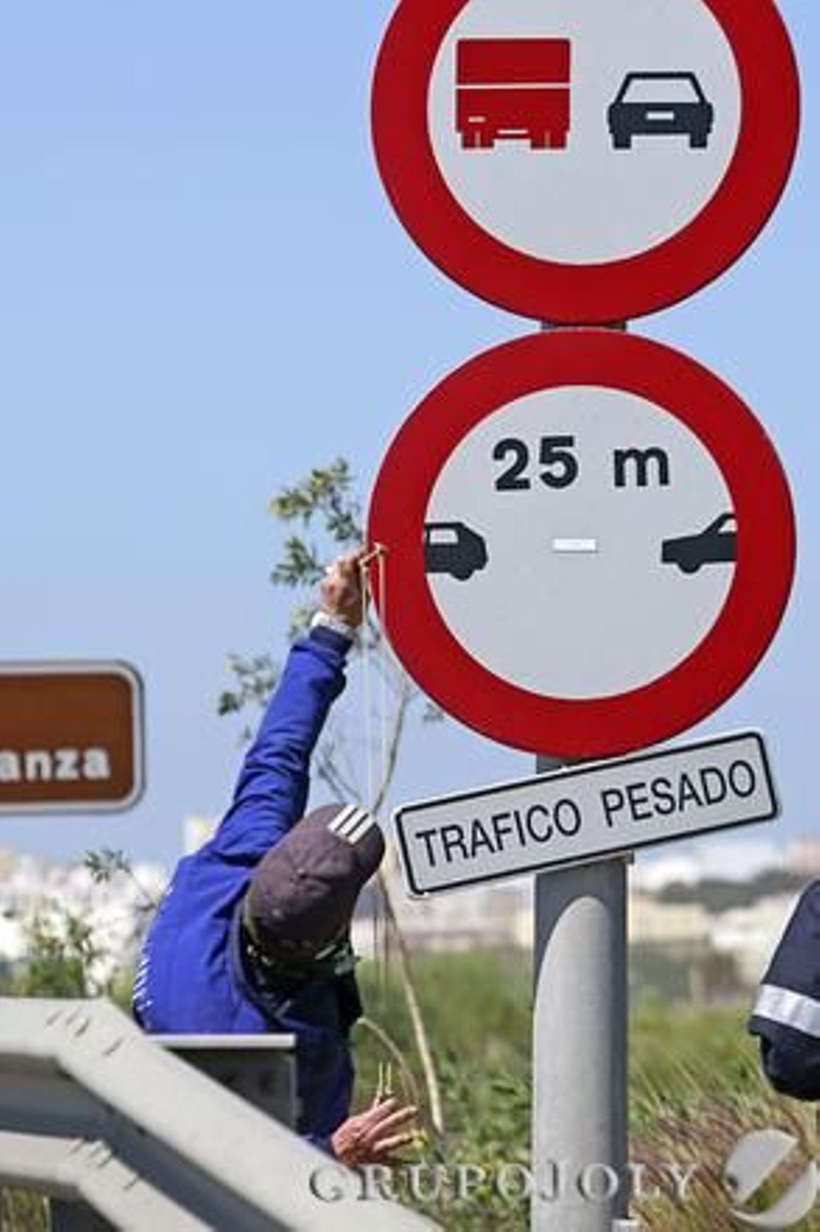 Los trabajadores del astillero de Puerto Real destrozaron el carril reversible y provocaron el colapso de la Bahía.

Foto: Julio González