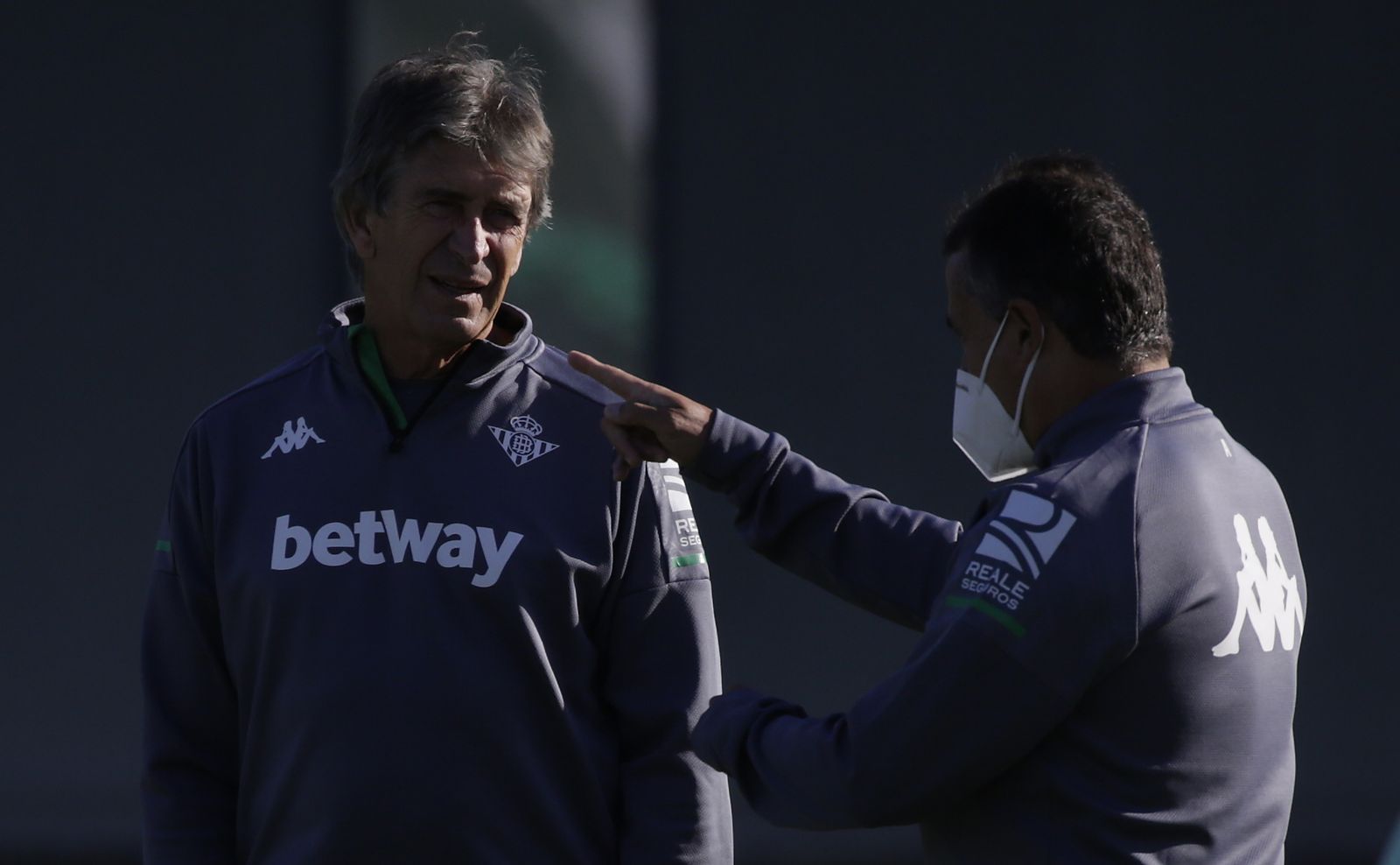 Pellegrini dialoga con Alexis Trujillo.