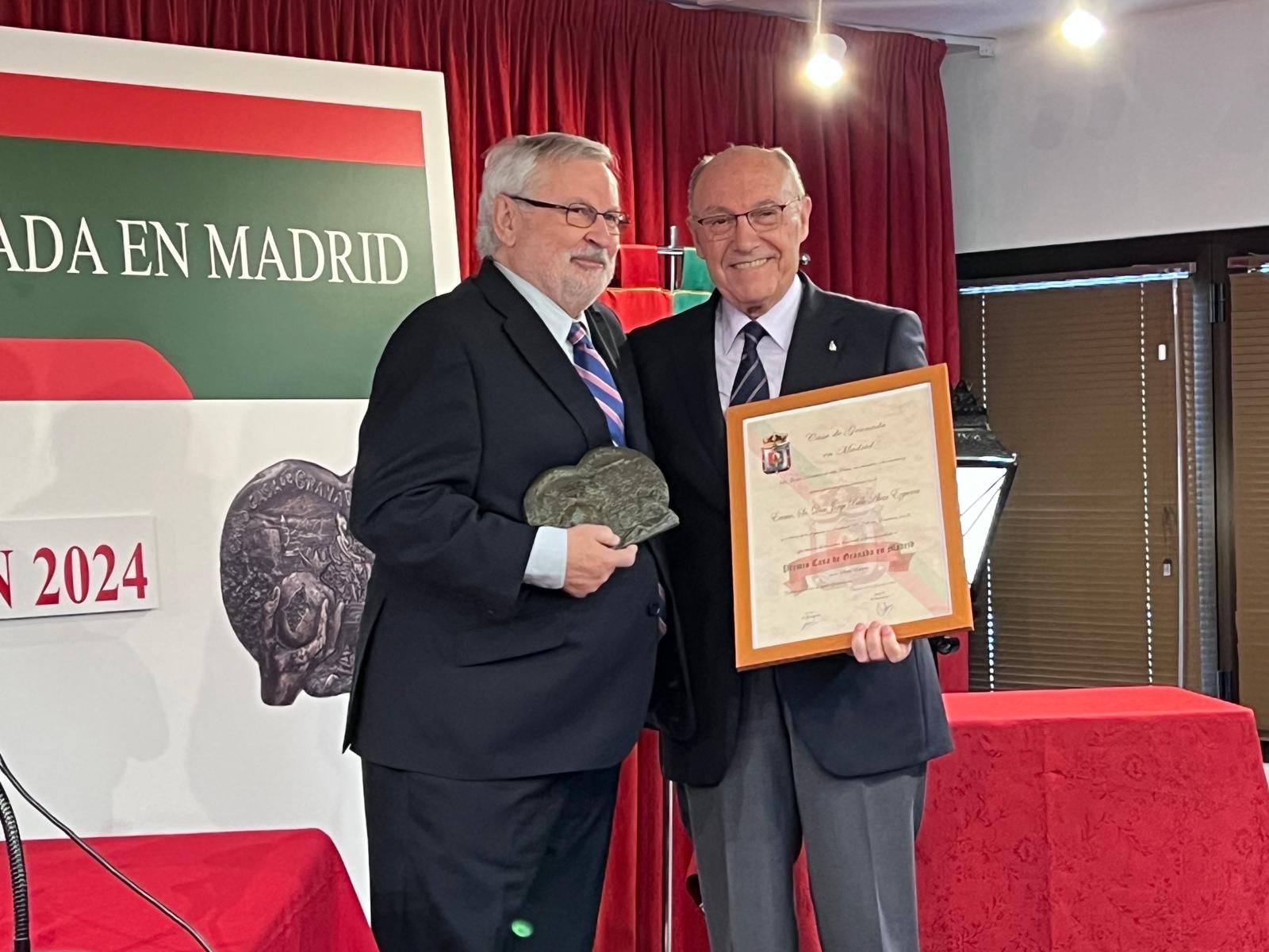 Momento de la entrega del premio al científico granadino Jorge Pablo Alvar Ezquerra