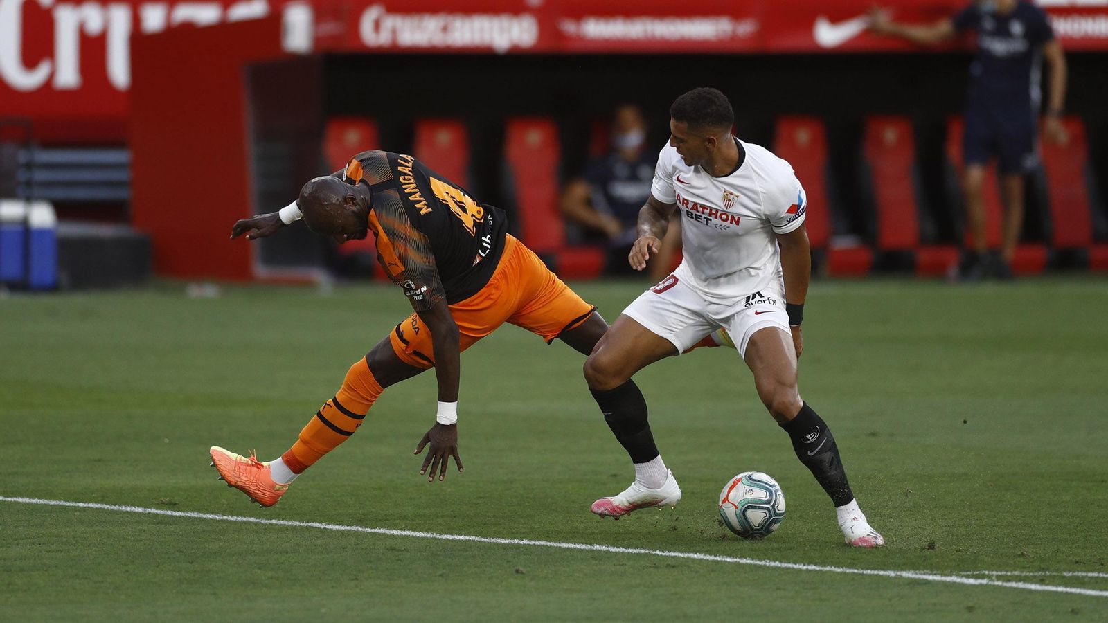 Diego Carlos y Mangala durante una acción del Sevilla-Valencia