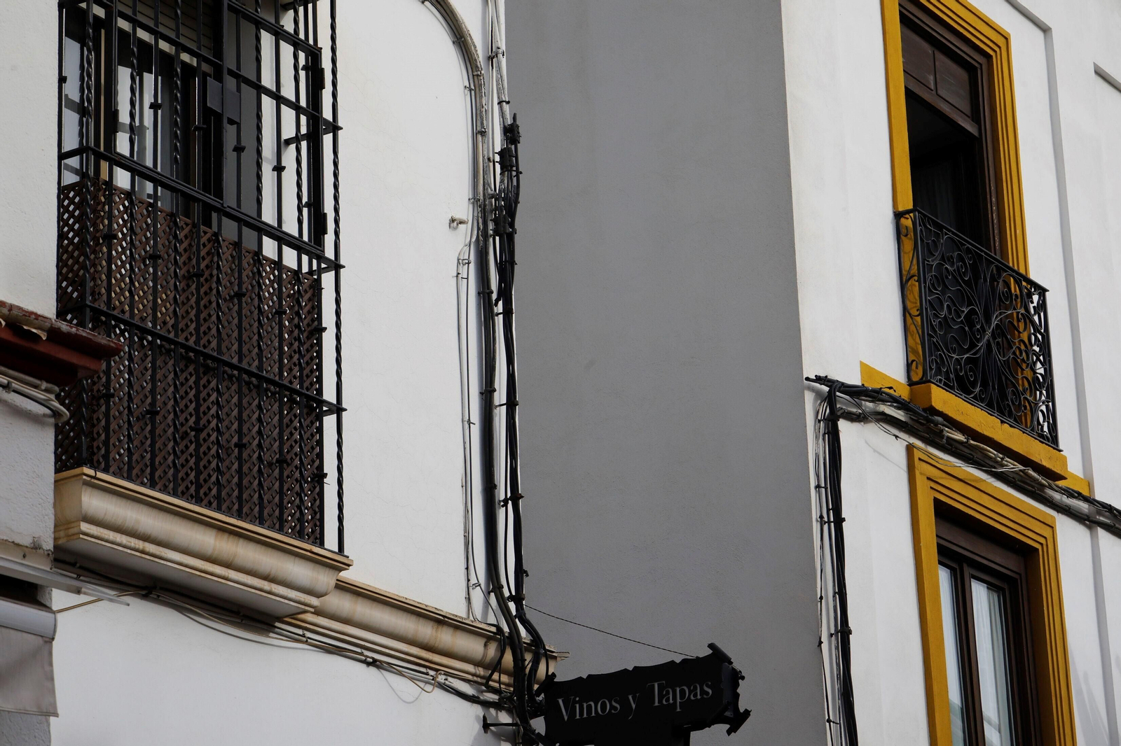 El cableado aéreo campa a sus anchas en el Casco Histórico de Córdoba, en imágenes