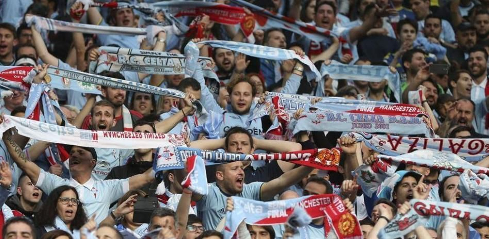 Hinchas celtiñas con sus bufandas animan a su equipo.