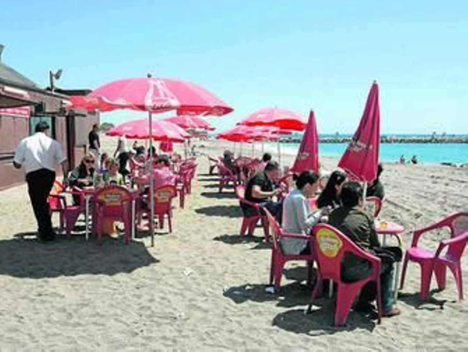 Clientes en un chiringuito de Almería.