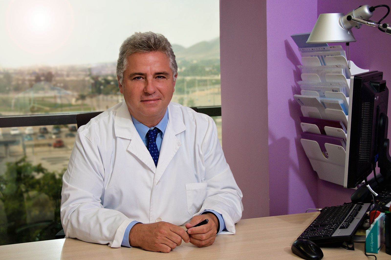 El doctor Enrique Pérez de la Blanca en su consulta del Hospital QuirónSalud Málaga.