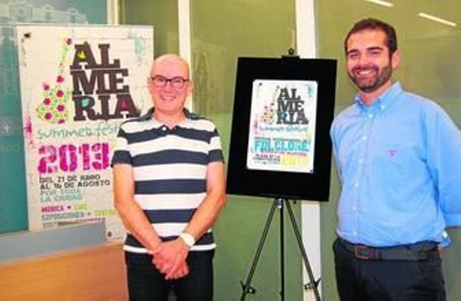 José Francisco González y Ramón Fernandez-Pacheco ayer junto al cartel del Festival.
