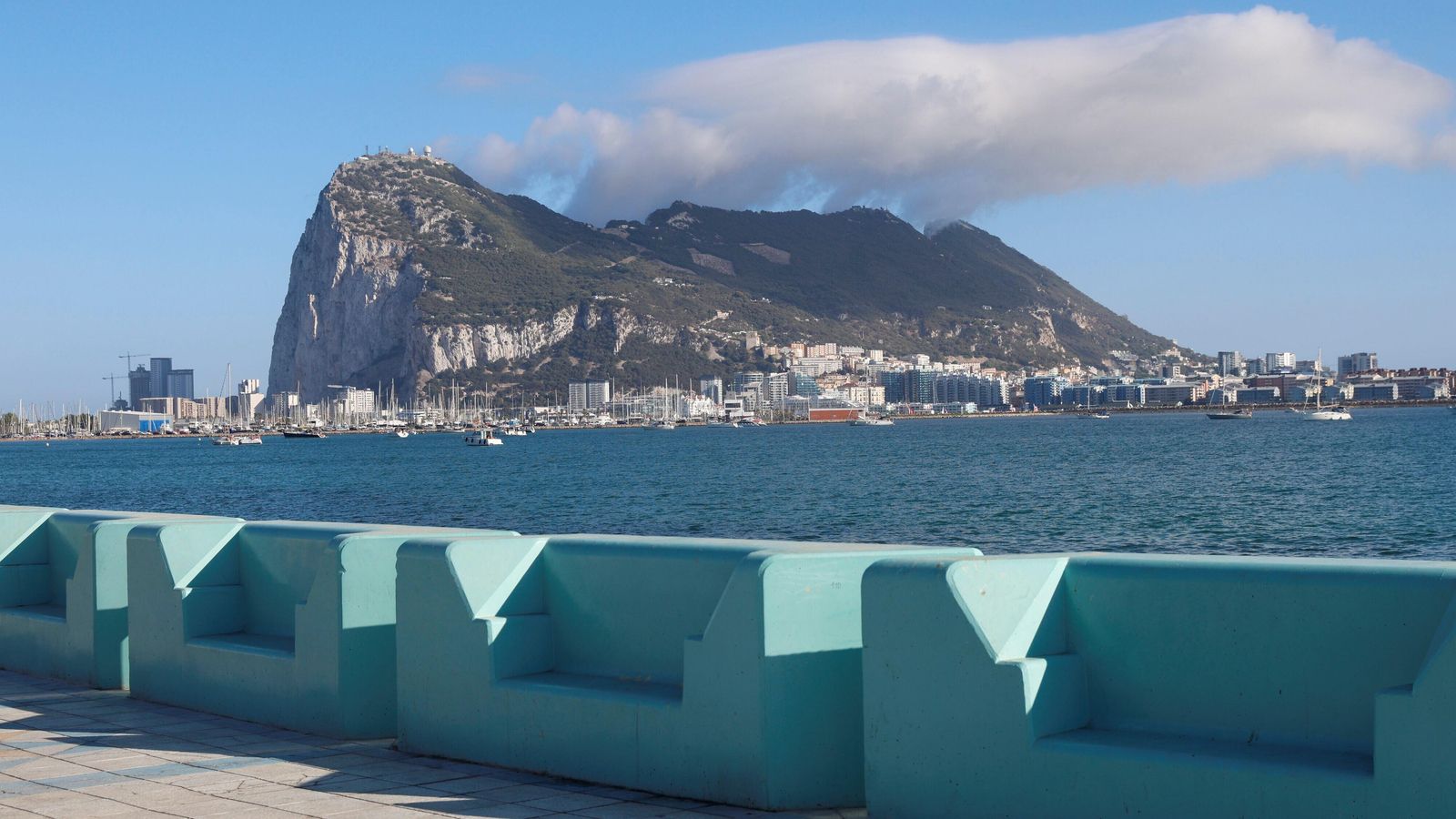 El Peñón, visto desde la playa de poniente de La Línea.