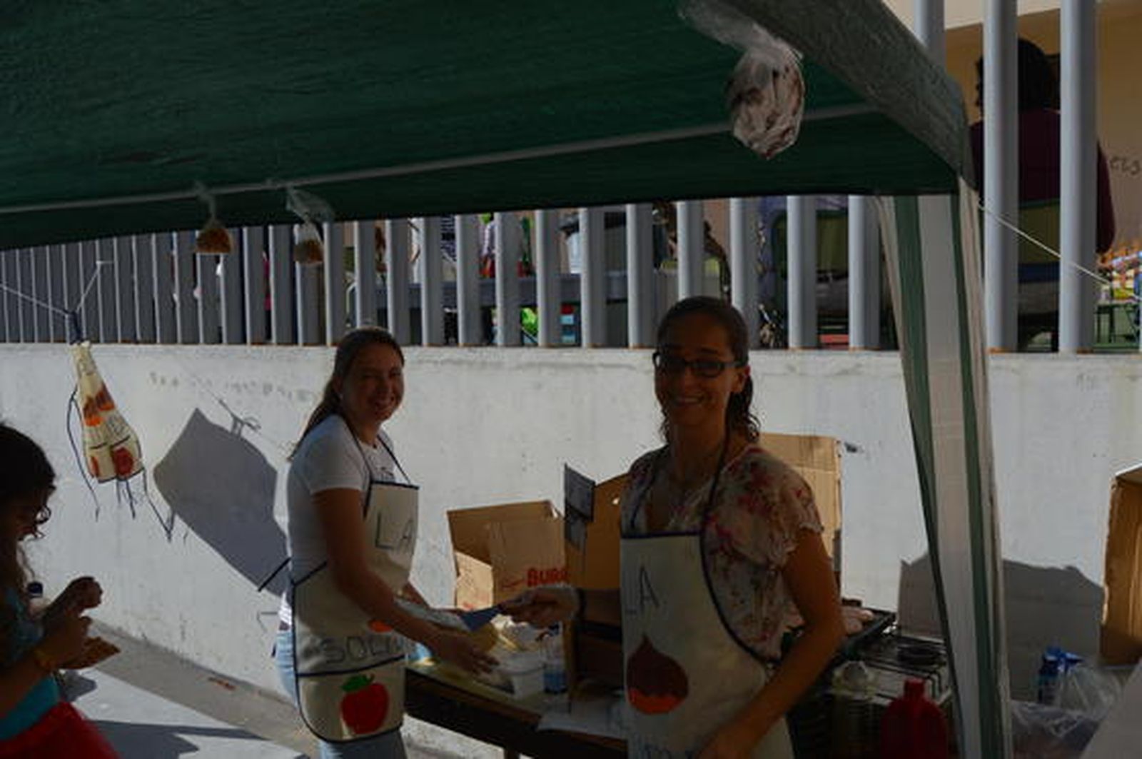 Eva Ramos con Elena Díaz-Alersi, en la barra solidaria.

Foto: Ignacio Casas de Ciria