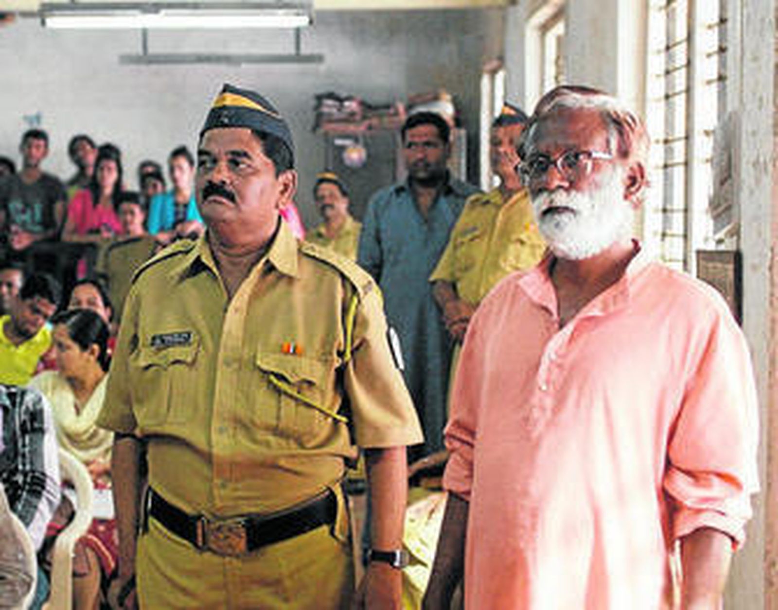 Vira Sathidar (derecha), en la película de Tanhane.