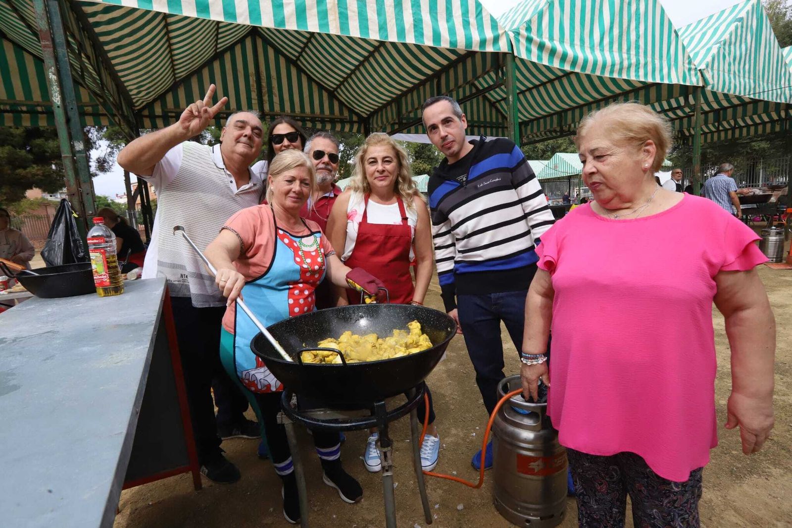 Vecinos de la asociación San José Obrero durante la preparación del tradicional perol.