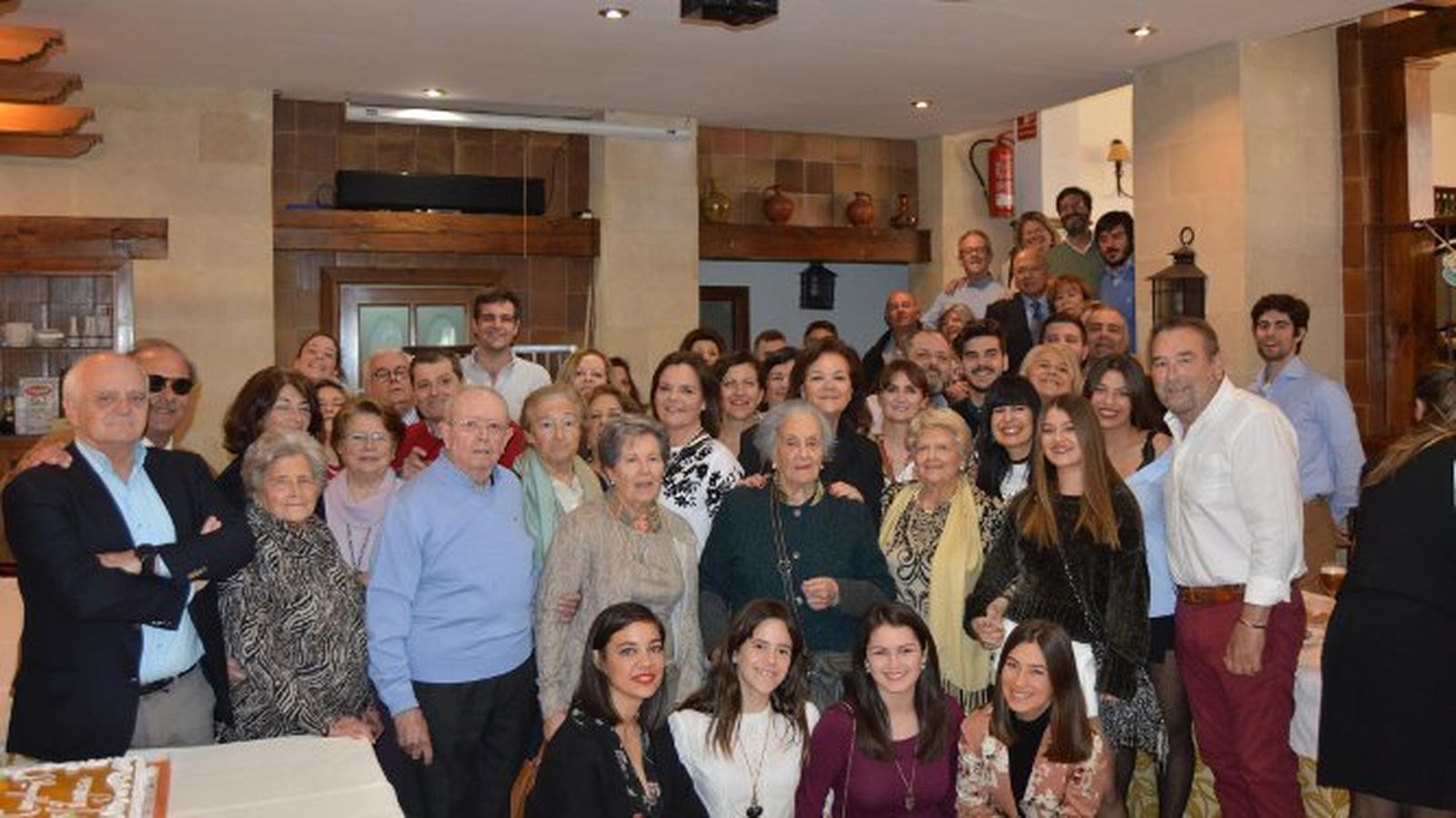 La homenajeada Milagrosa Rodríguez-Sanchez Garibardo, rodeada de los familiares y amigos durante la celebración sorpresa de sus 90 años, en el restaurante La Góndola, entre ellos sus hijos Jesús, Pedro, Mucky y Carmen Oliden, Keka Almagro, Chiqui Aranda, Mamen Maura y sus nietos Carmen y Javier Aranda, Pablo Roldán, Jesús y Ana Oliden y Blanca Oliden.