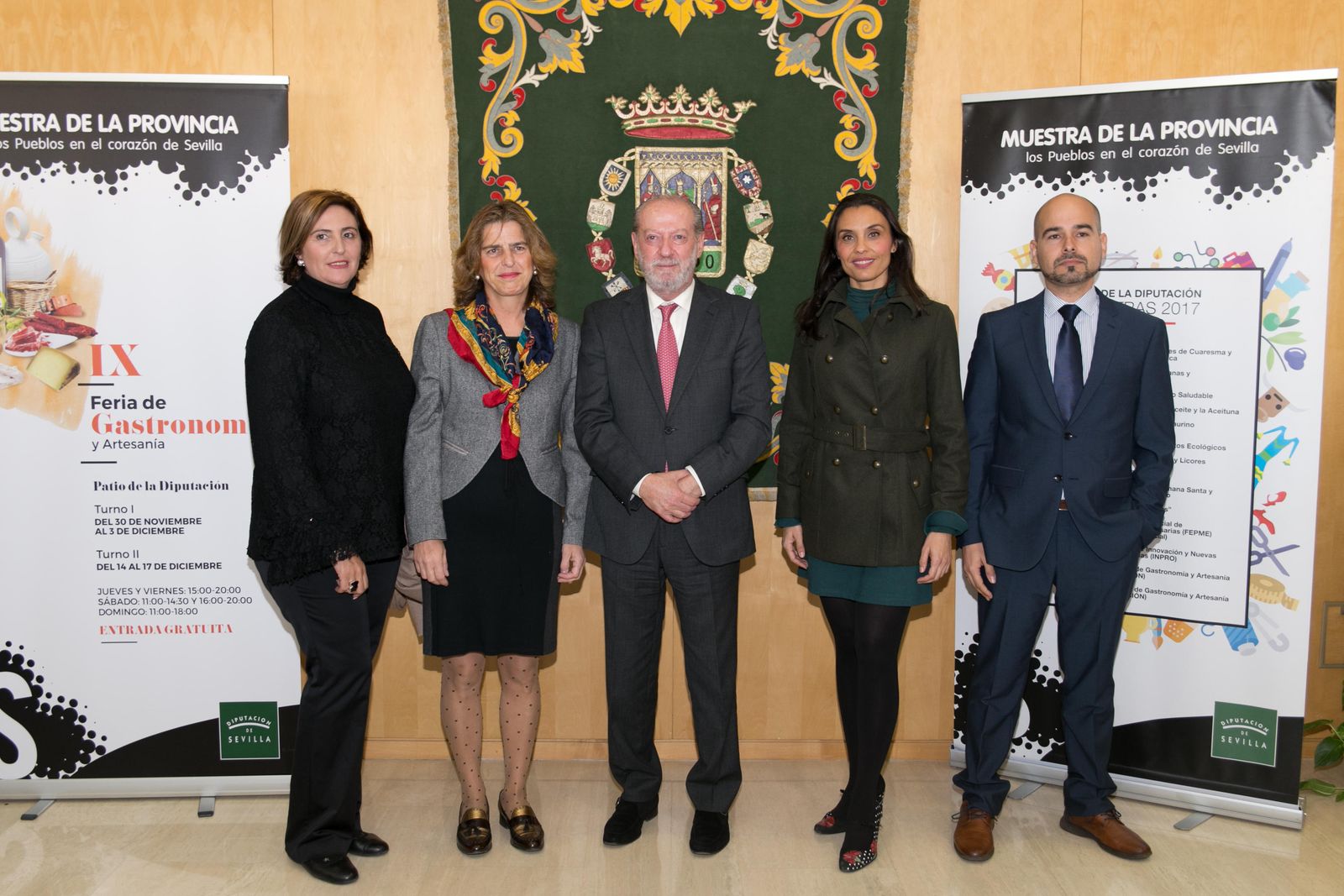 1. El presidente de Diputación con los participantes en la Feria de la Gastronomía y la Artesanía. 2. Vista de algunos de los expositores de la feria en el Patio de la Diputación. 3. Villalobos con los cuatro empresarios de la provincia que participaron en el balance de la Muestra de la Provincia 2017.