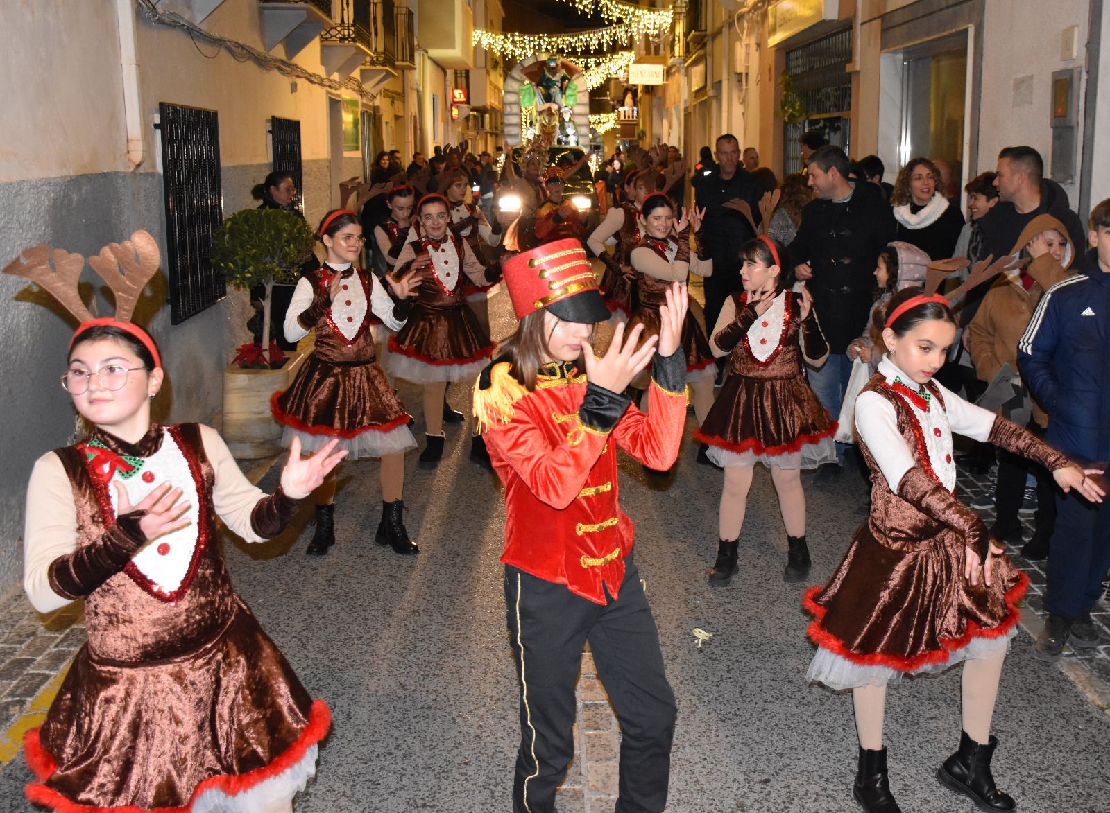Macael desborda ilusión en la visita de los Reyes Magos: la cabalgata, en imágenes