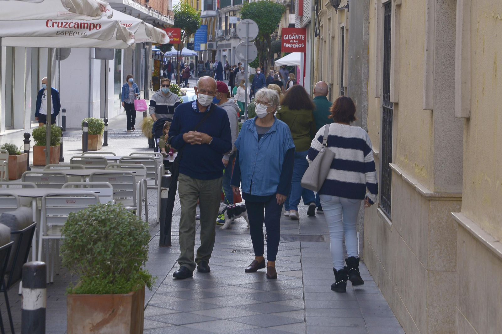 Viandantes en el centro de Algeciras.