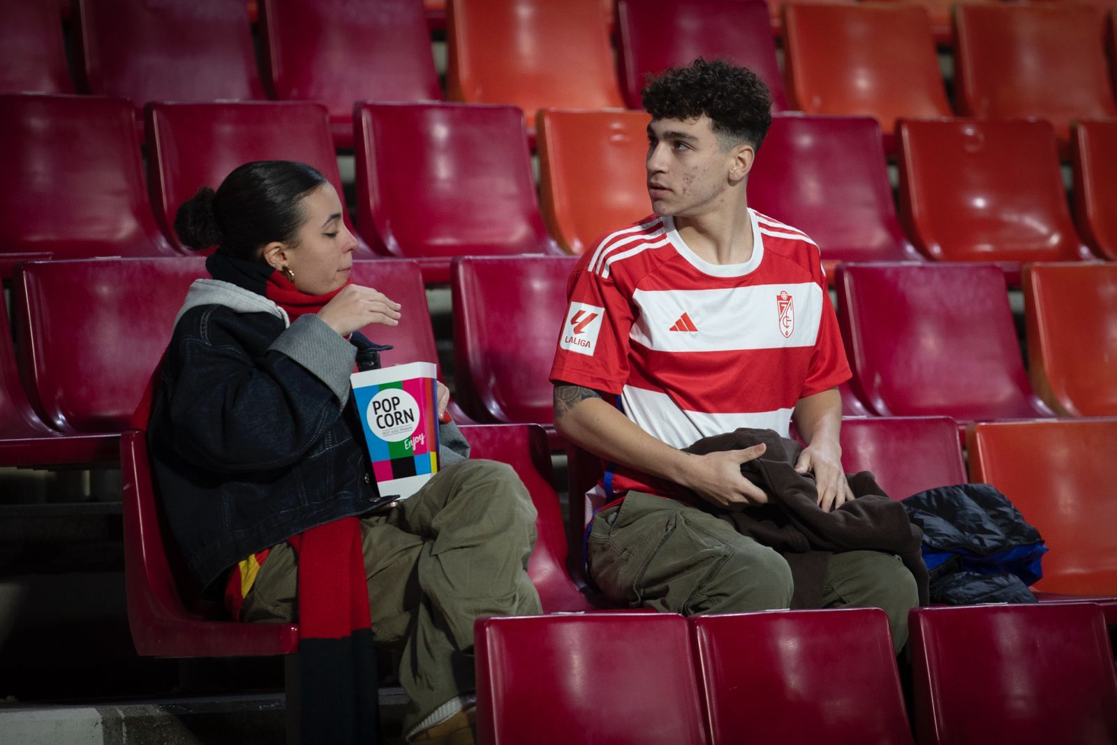 Encuéntrate en la grada de Los Cármenes en el Granada-Burgos