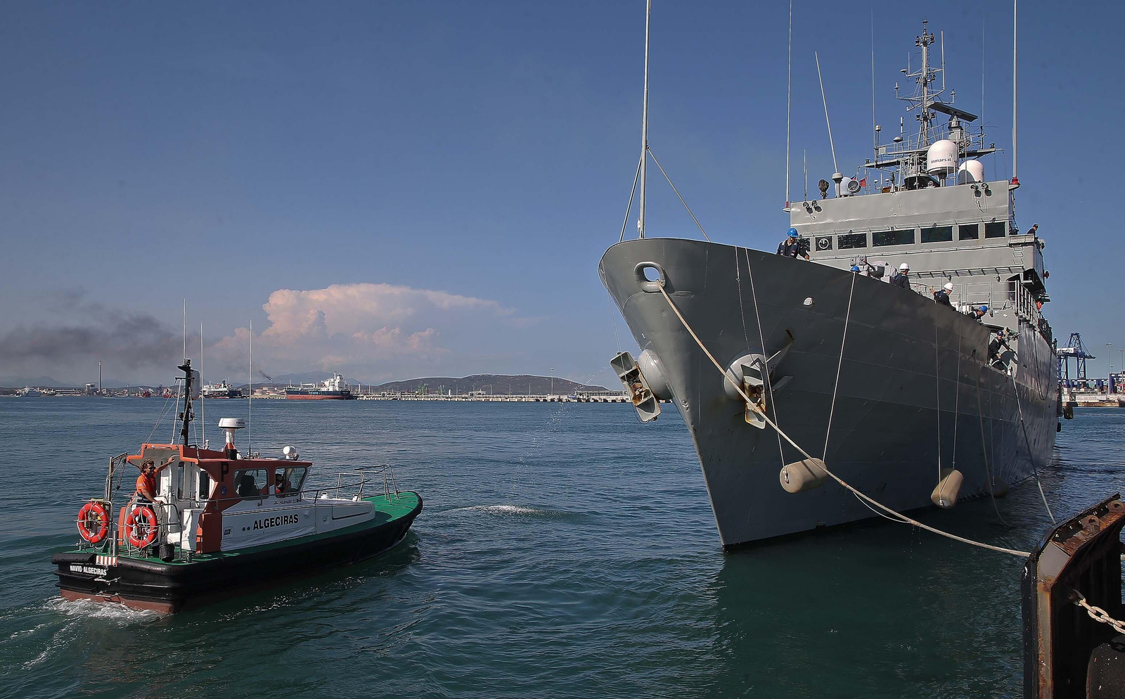La llegada del patrullero de la Armada 'Centinela' al puerto de Algeciras, en imágenes