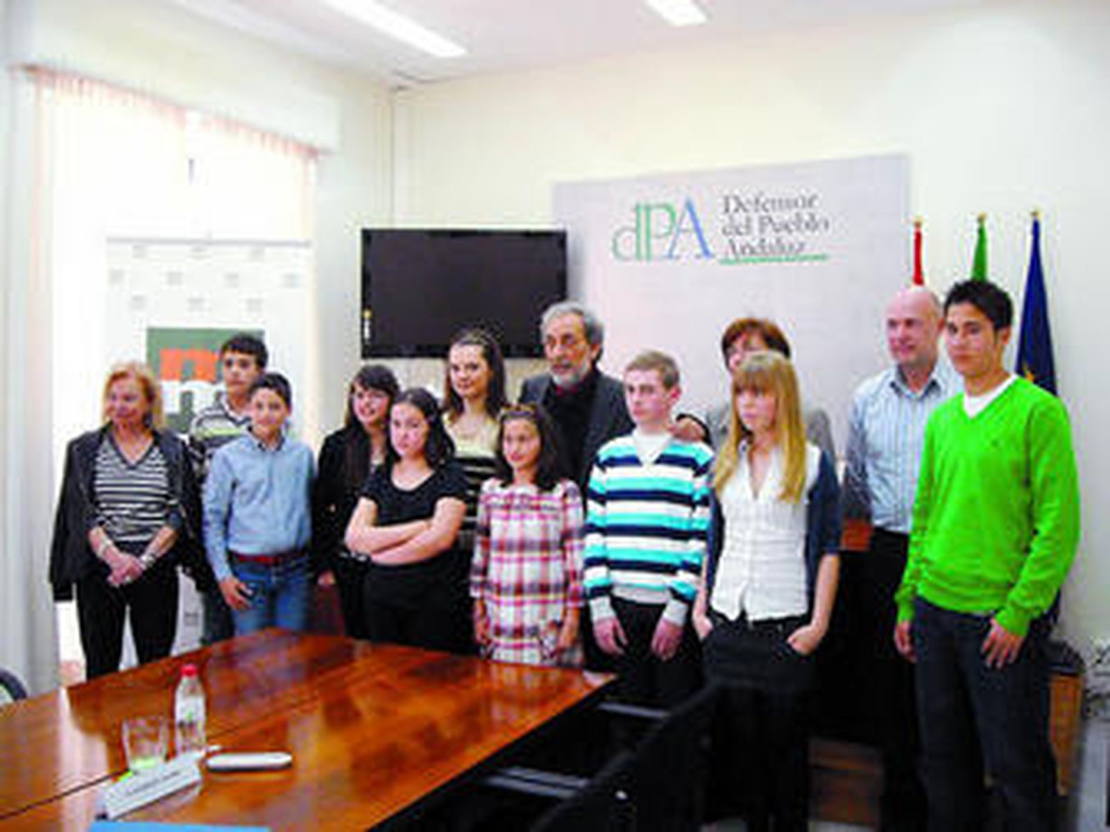 José Chamizo, Defensor del Pueblo andaluz, junto a niños y los defensores del Pueblo Vasco y Asturias.