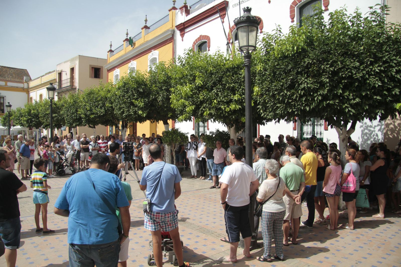 Los vecinos guardan silencio por el fallecimientos de sus tres vecinos.