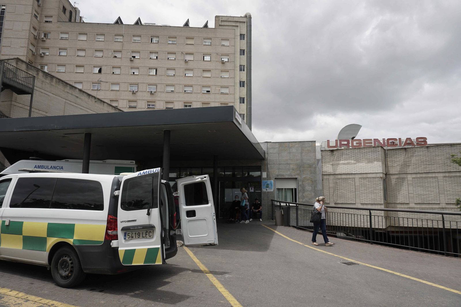 Dos ambulancias a las puertas del acceso al servicio de Urgencias del Hospital de Valme.