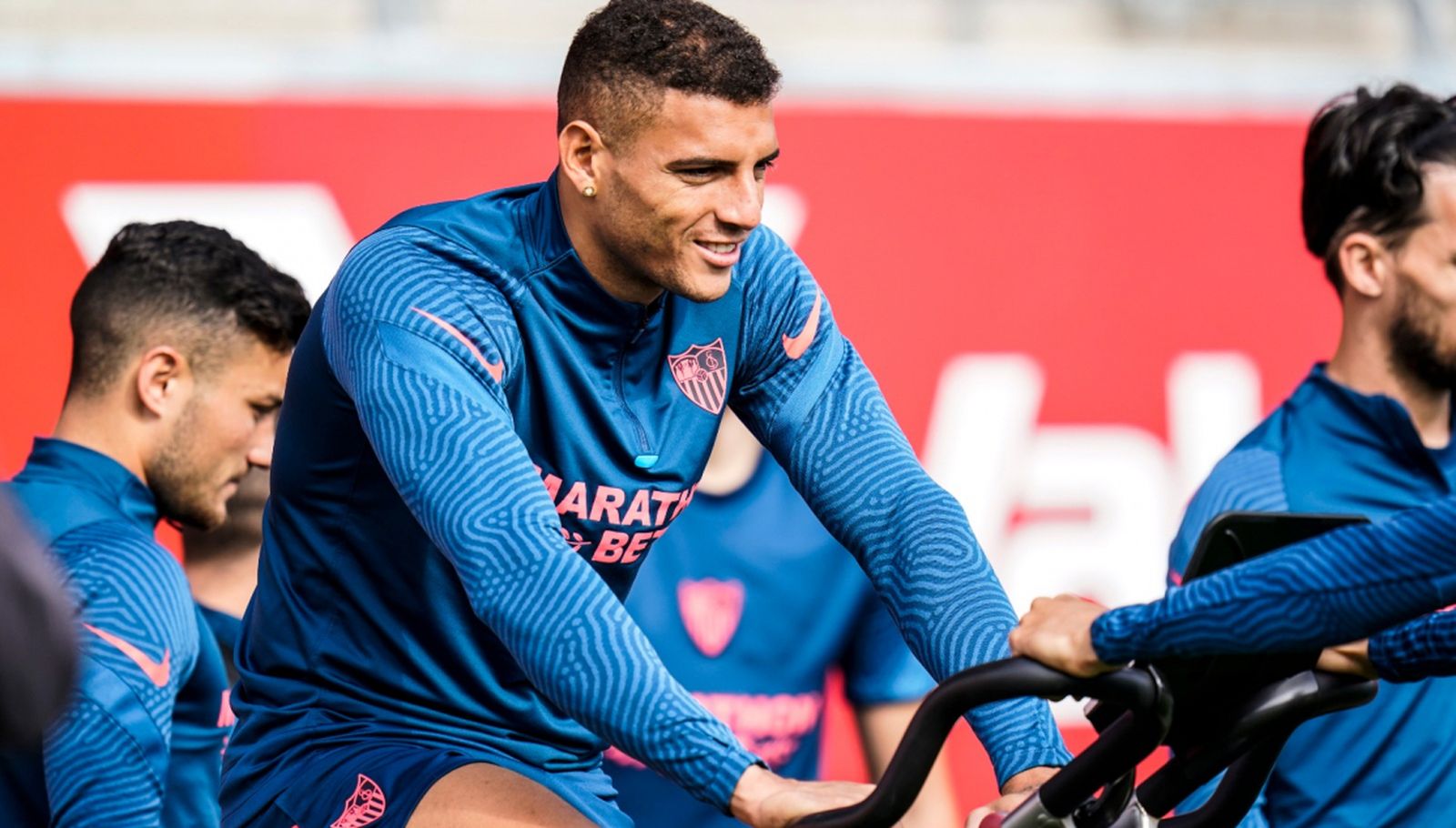 Diego Carlos se ejercita en una bicicleta estática.