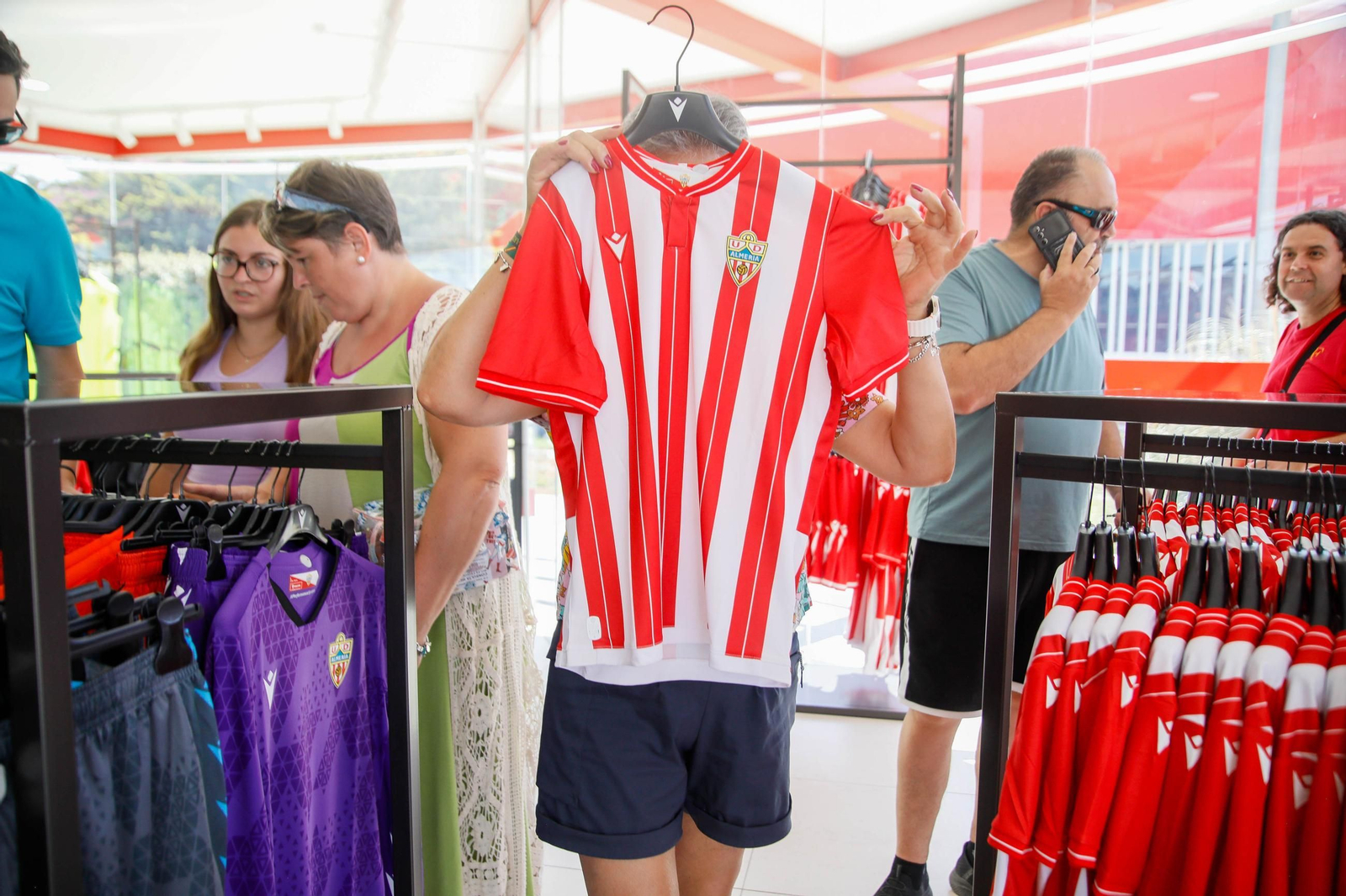 Las imágenes de la campaña de abonos de la UDA y apertura de la tienda del club