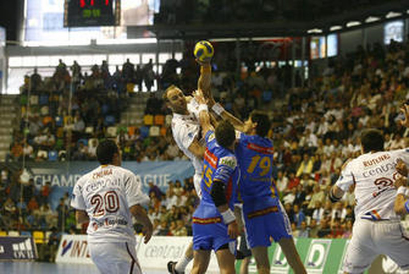 Stefansson intenta lanzar a puerta con Chema Rodríguez a su lado.