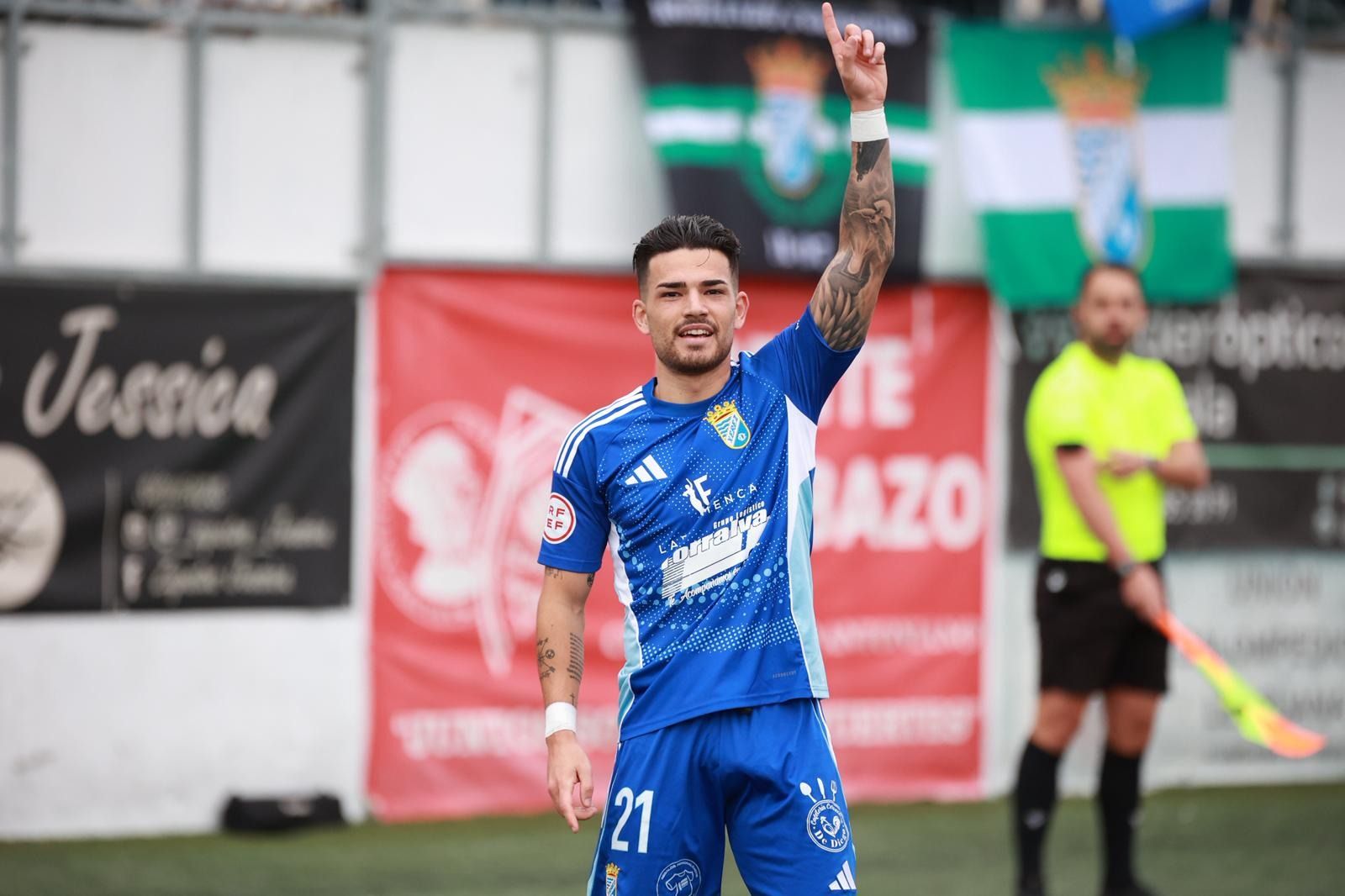 Zequi debutó en Lebrija con gol y posteriormente se retiró lesionado.